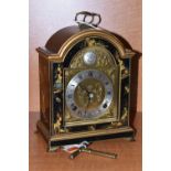 A MODERN ELLIOTT OF LONDON LACQUERED MANTEL CLOCK WITH CHINOISERIE DECORATION, with carrying