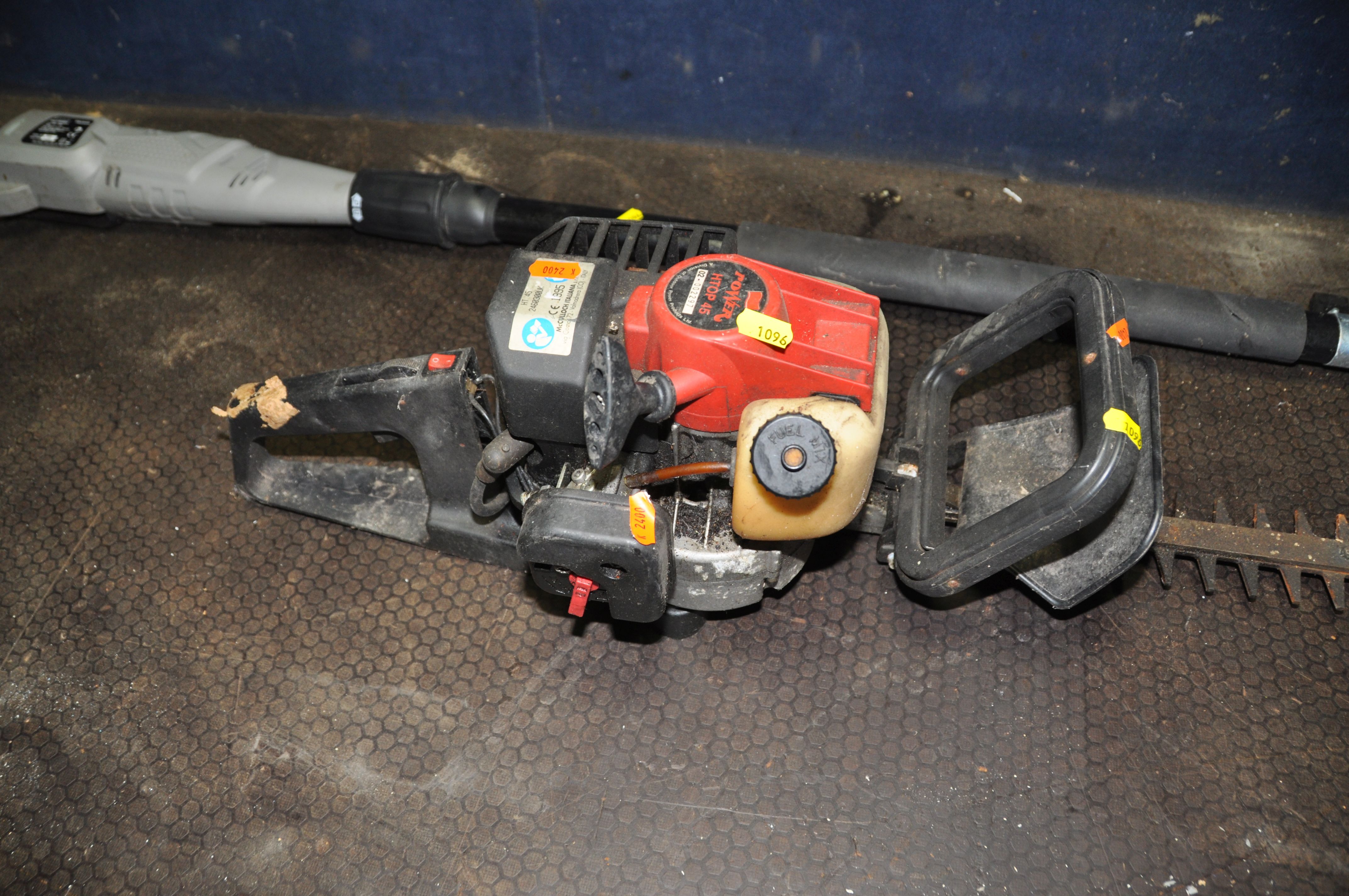 A TITAN POLE CHAIN SAW (PAT pass and working), a McCulloch petrol Hedge trimmer (engine pulls freely - Bild 2 aus 3