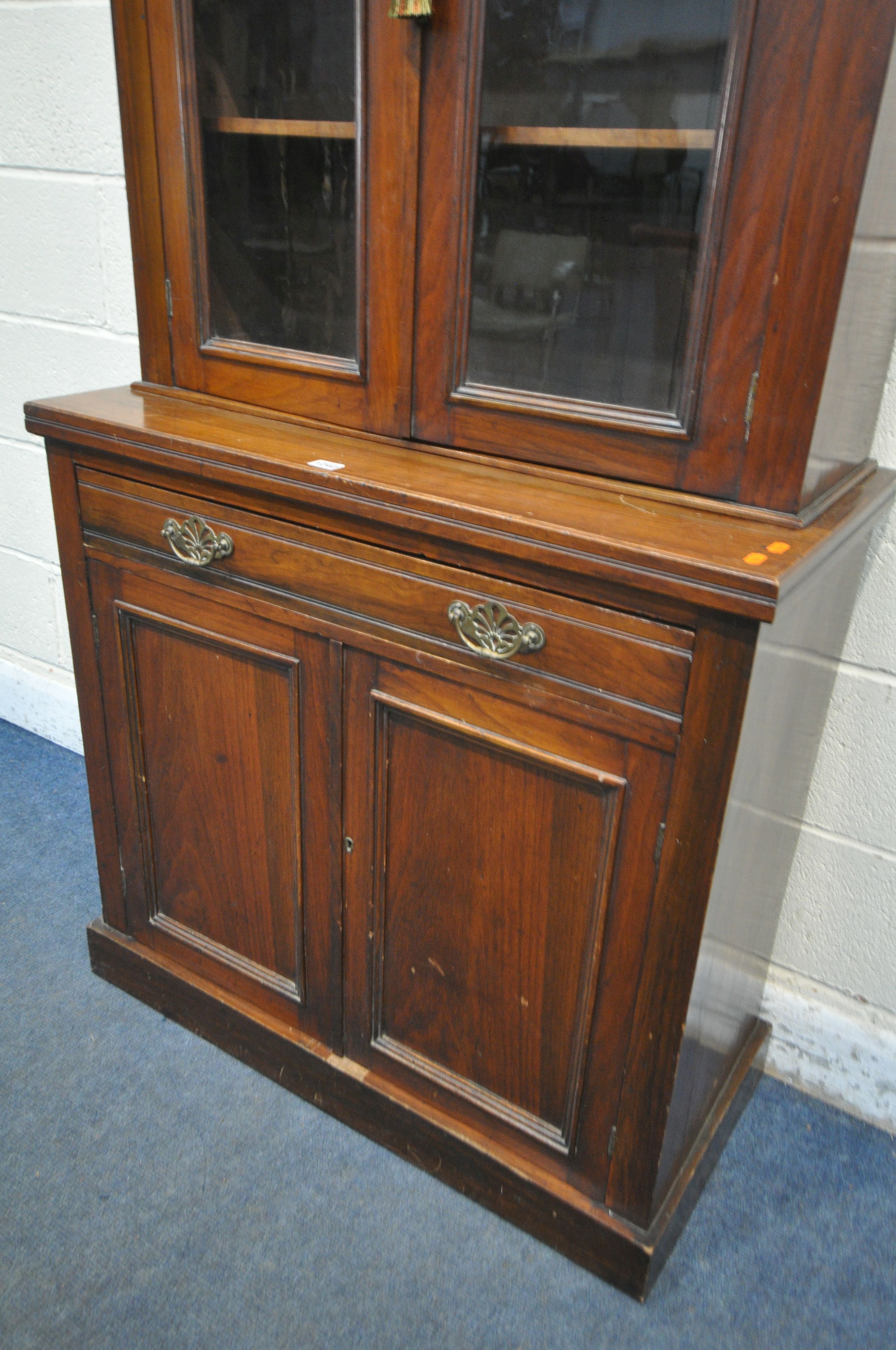 AN EDWARDIAN WALNUT GLAZED BOOKCASE, above a single drawer and double panel doors, width 89cm x - Bild 3 aus 3