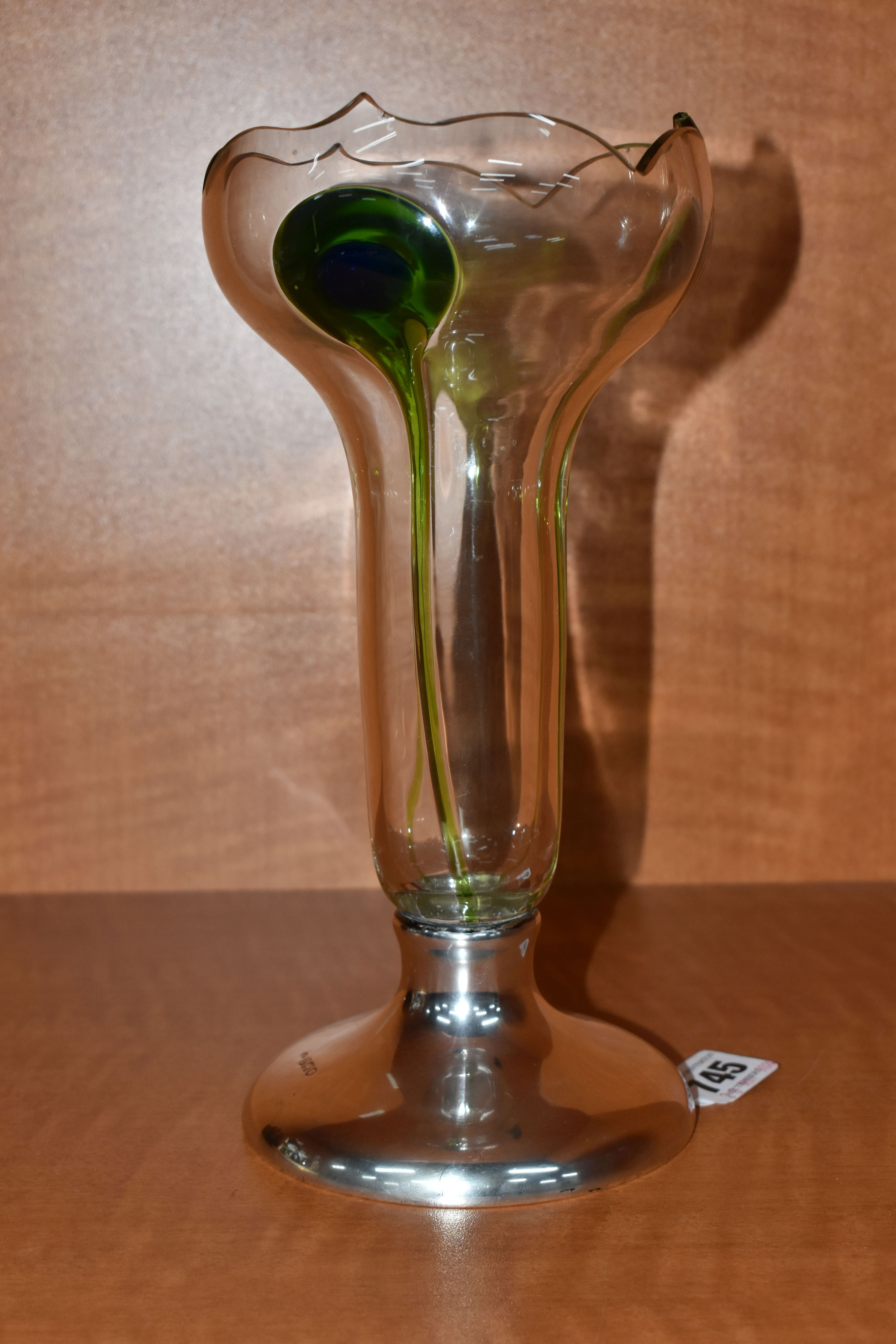 AN ART NOUVEAU SILVER MOUNTED CLEAR GLASS VASE WITH THREE GREEN AND BLUE PEACOCK FEATHER STYLE - Image 4 of 8