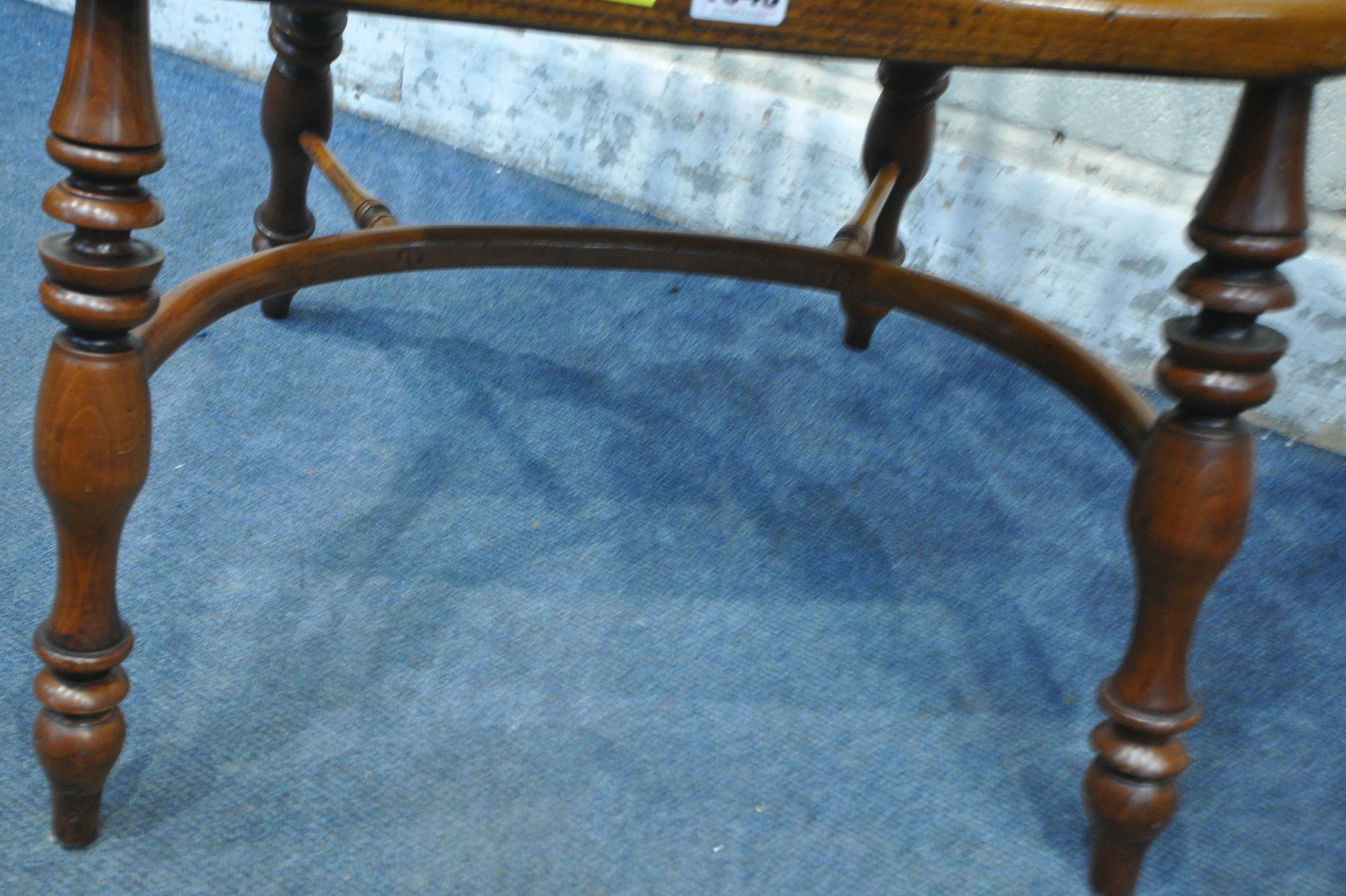 A PAIR OF GOOD QUALITY REPRODUCTION ELM SPLAT BACK WINDSOR ARMCHAIRS, with spindle supports, - Bild 5 aus 5