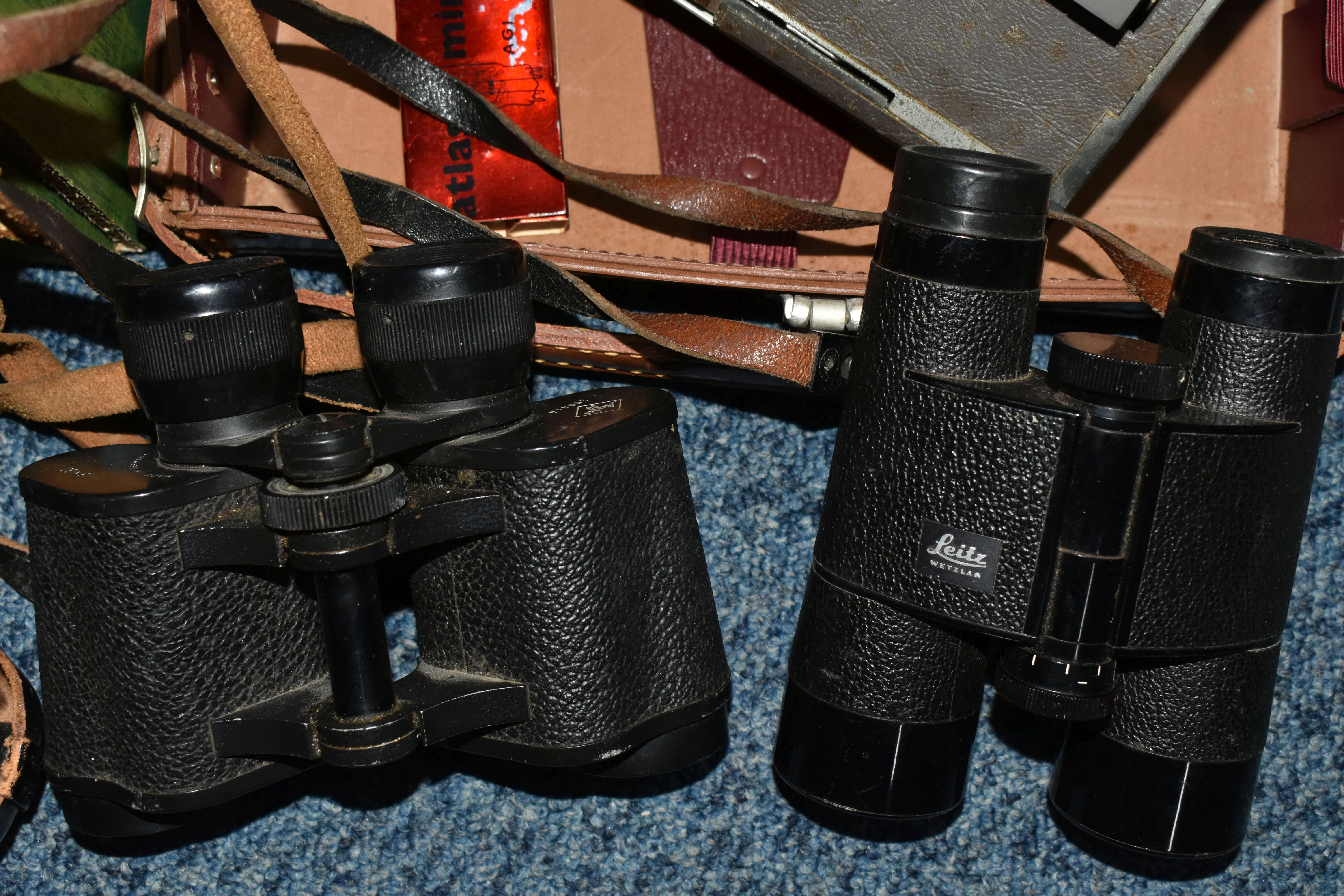 A CASED POLAROID LAND CAMERA MODEL J66 AND A BOX OF ASSORTED CAMERAS AND BINOCULARS, including a - Image 6 of 11