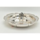 AN ELIZABETH II SILVER FRUIT BOWL, lobed rim with ribbed petal design to bowl and central cast fruit