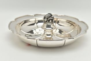 AN ELIZABETH II SILVER FRUIT BOWL, lobed rim with ribbed petal design to bowl and central cast fruit