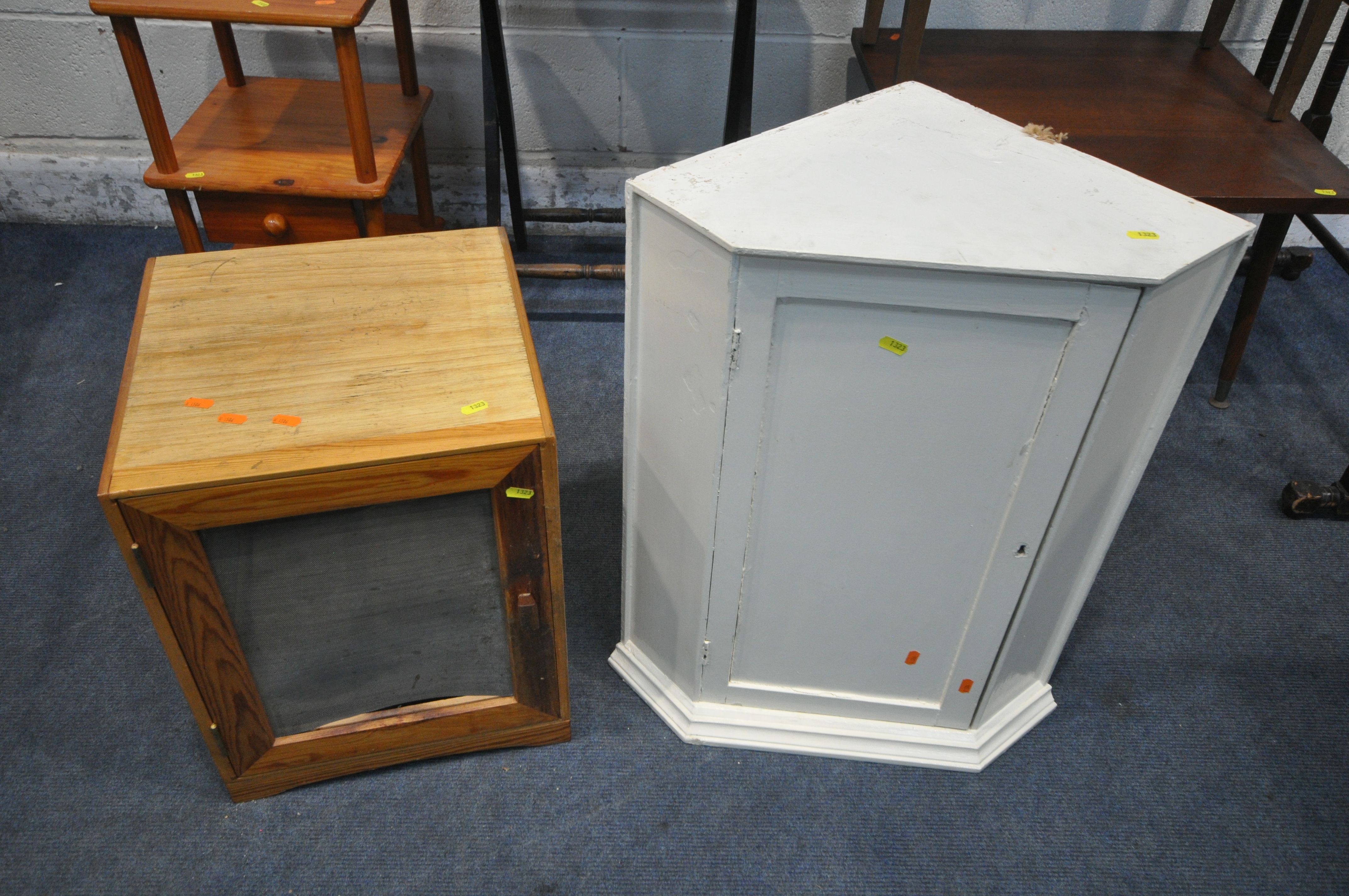 A SELECTION OF OCCASIONAL FURNITURE, to include a folding occasional table, a square table on - Bild 4 aus 5