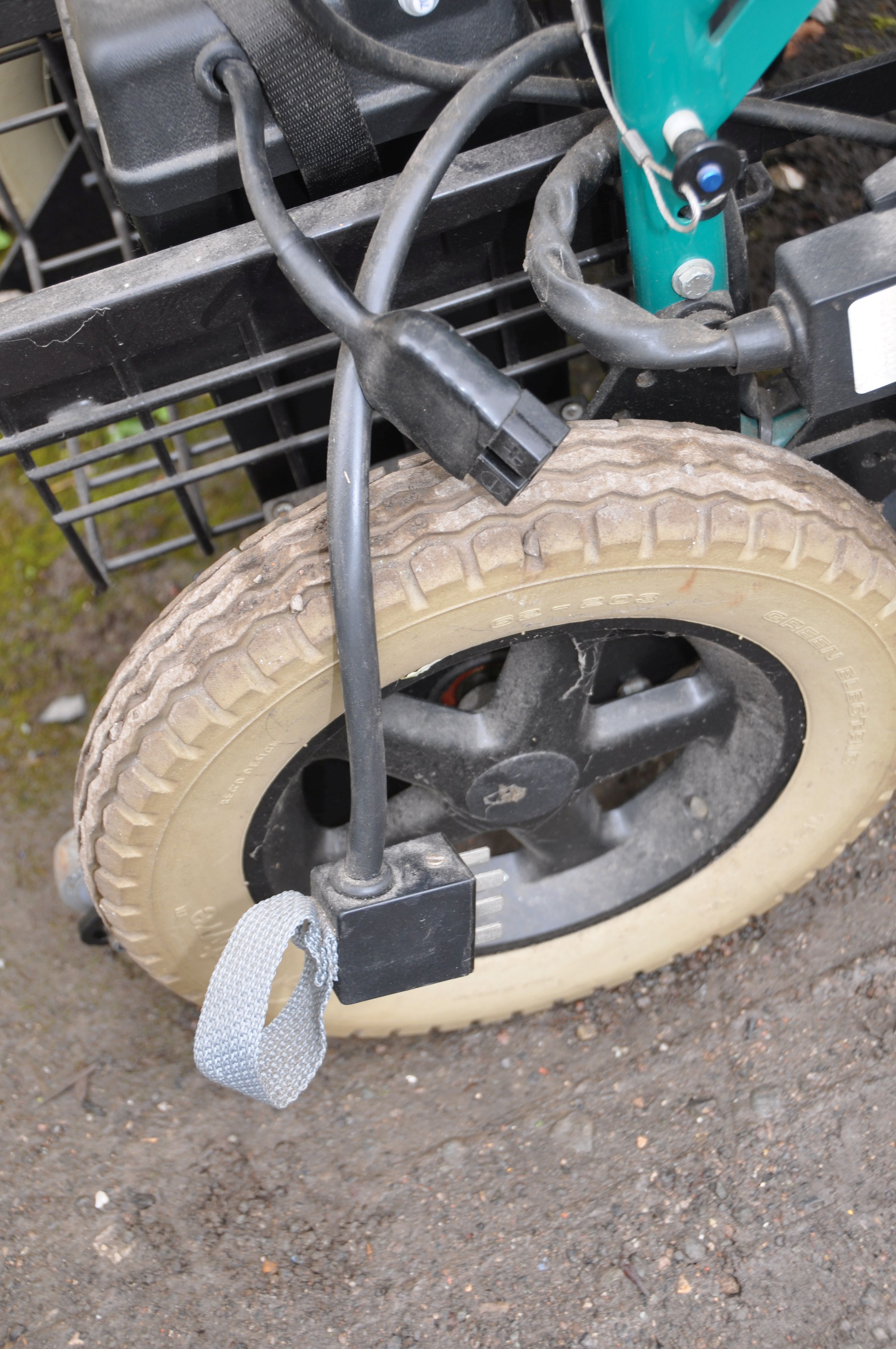 A POWER TEC F40 ELECTRIC WHEELCHAIR (spares or repairs) with two footrests (condition report: - Image 2 of 4