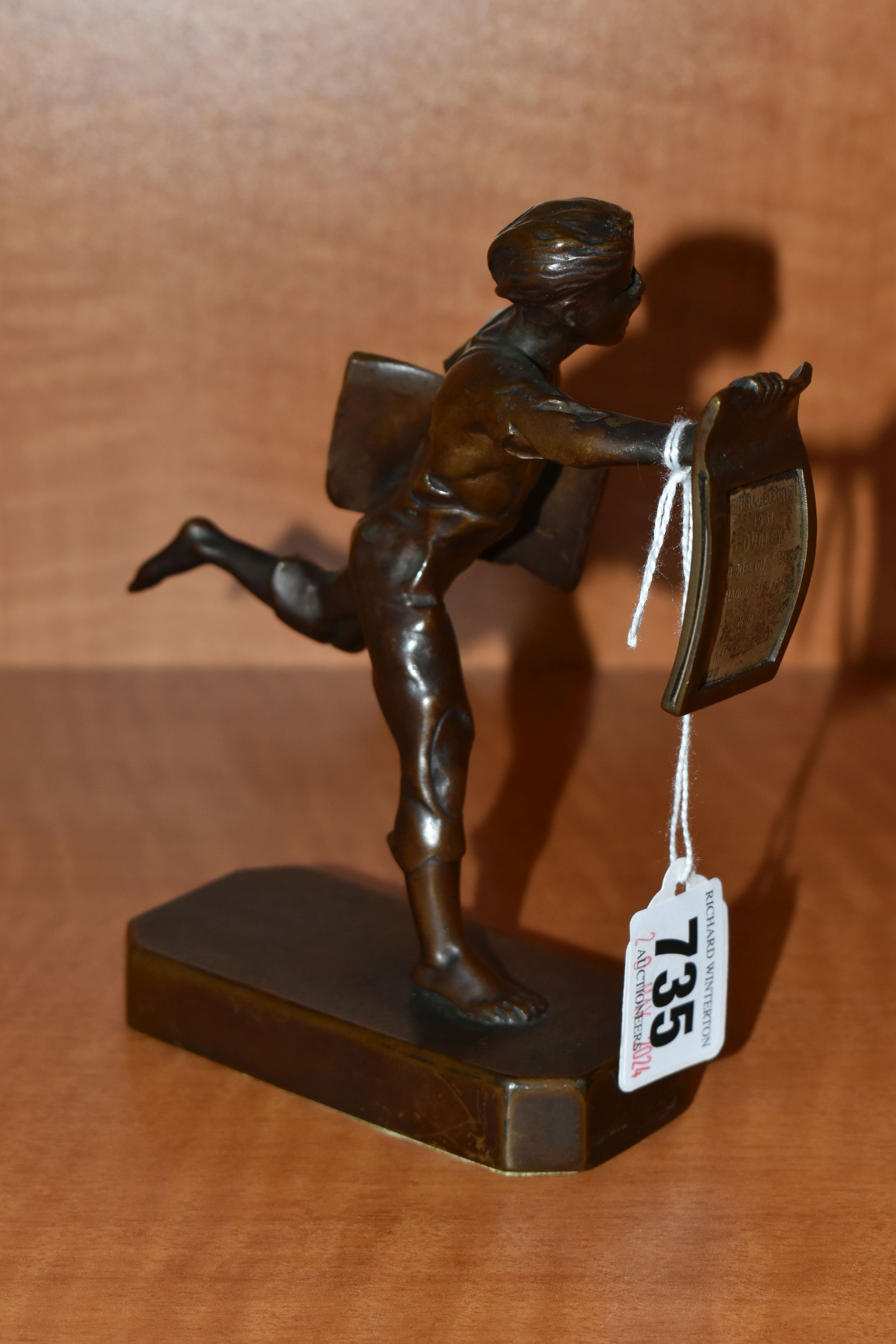 A 1930'S POLITAL INTEREST BRONZE FIGURE OF A BARE FOOTED NEWSPAPER BOY POSED AS RUNNING, with a - Bild 3 aus 7