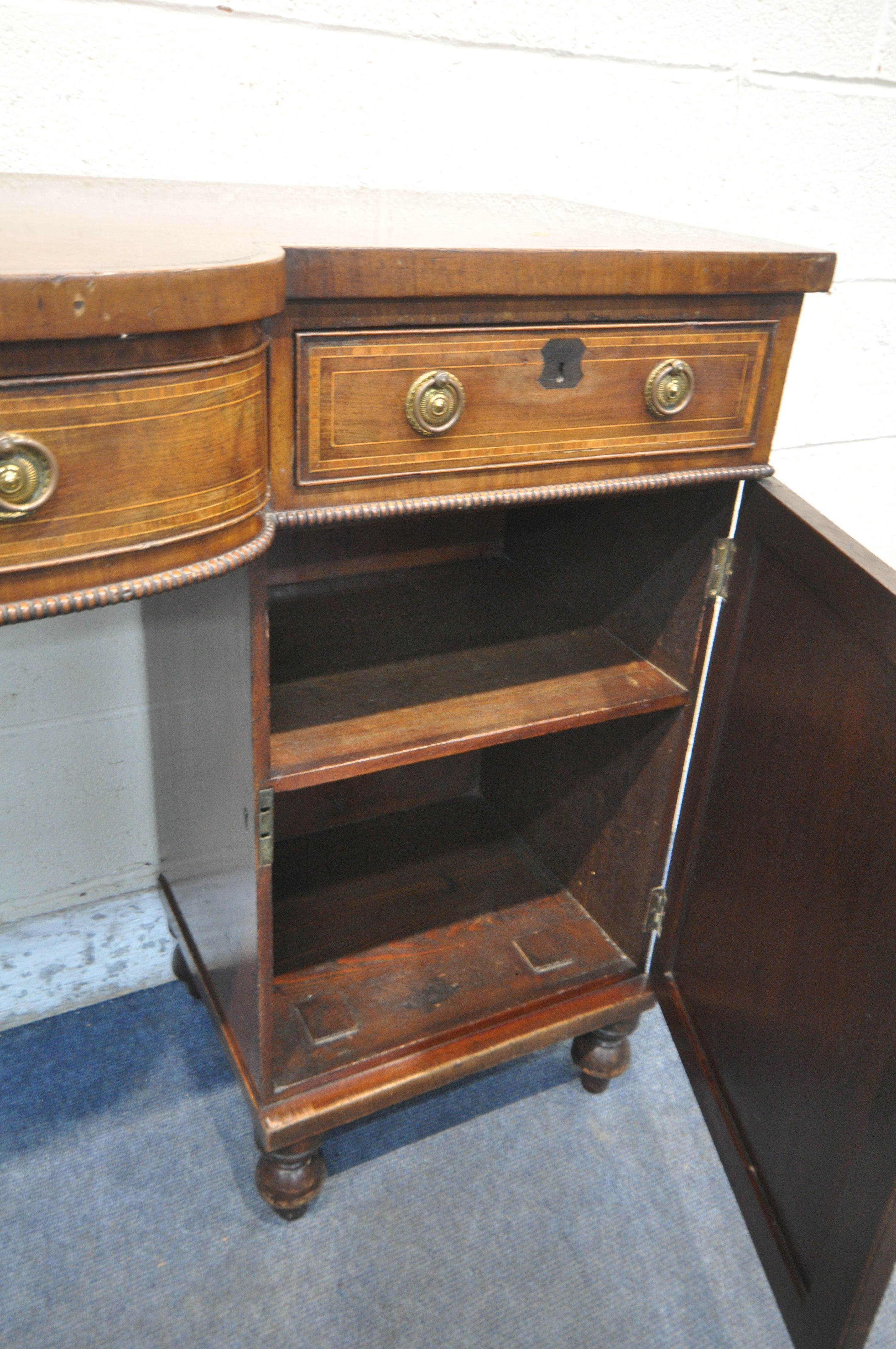 A GEORGIAN MAHOGANY AND CROSSBANDED PEDESTAL SIDEBOARD, central bowfront section, three frieze - Image 4 of 5