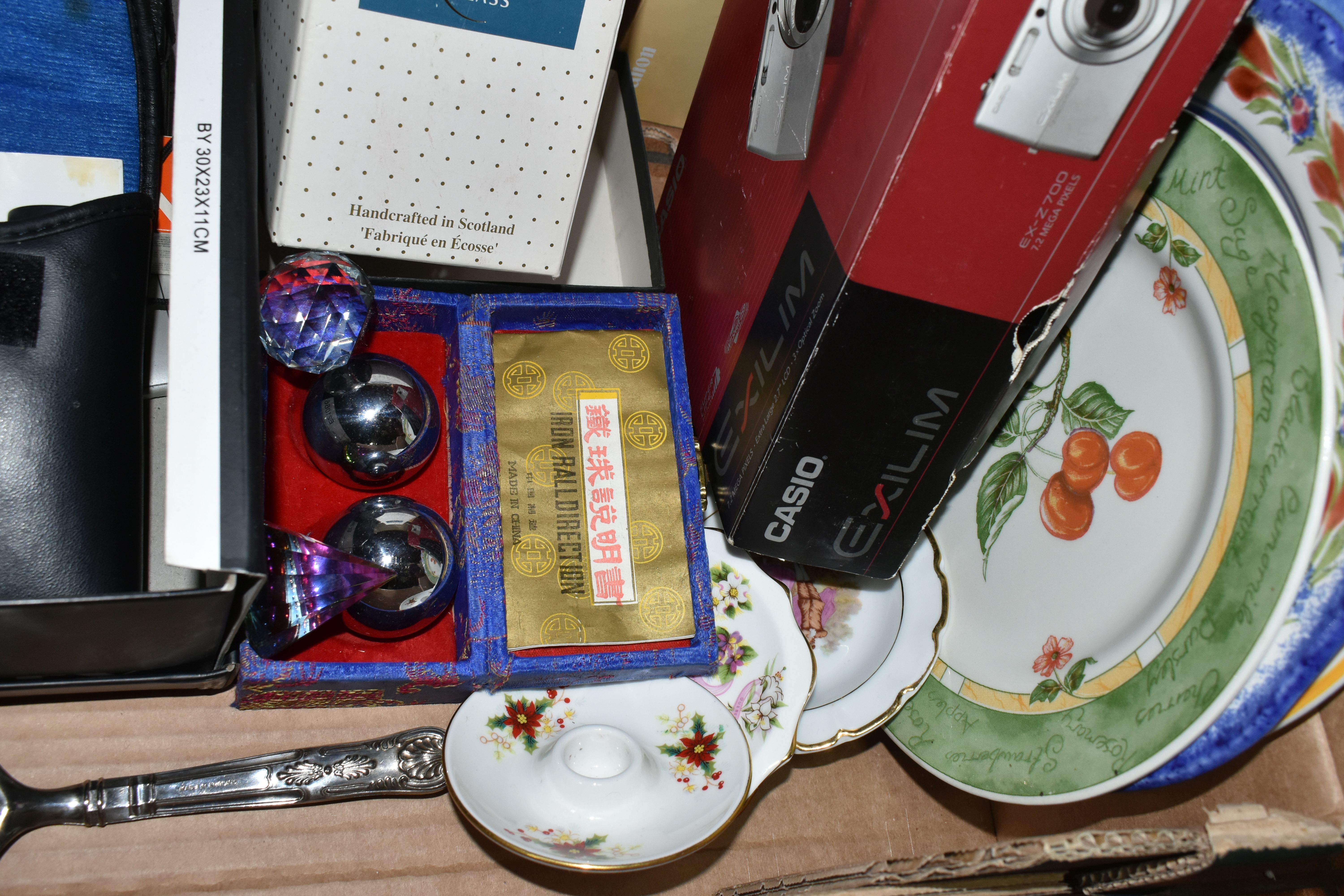 ONE BOX AND LOOSE MISCELLANEOUS SUNDRIES, to include a Majestic typewriter, a Praktica Sport pair of - Bild 4 aus 7