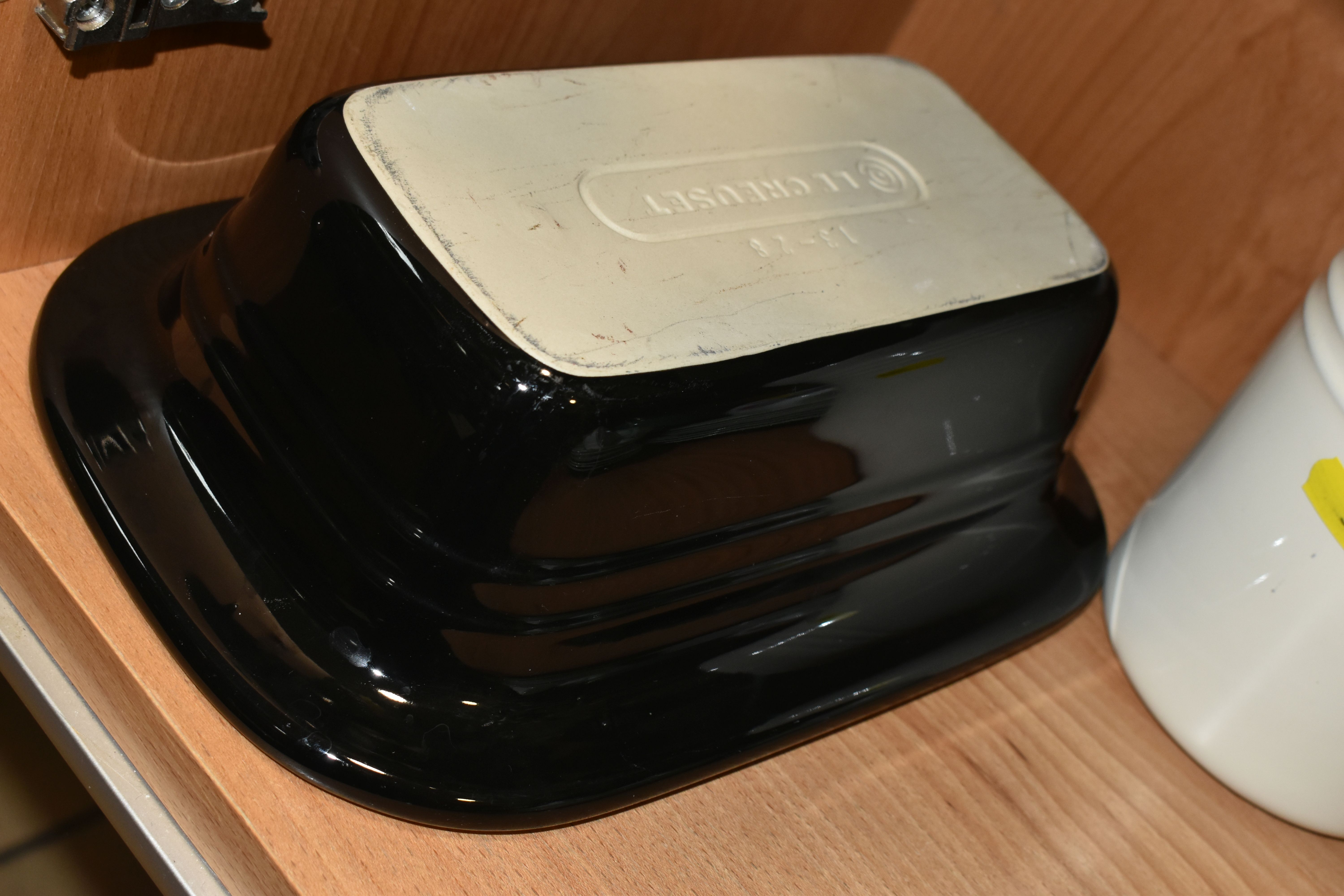THREE PIECES OF LE CREUSET KITCHENWARE, comprising a black Le Creuset oven dish 13-28, a cream - Image 7 of 7