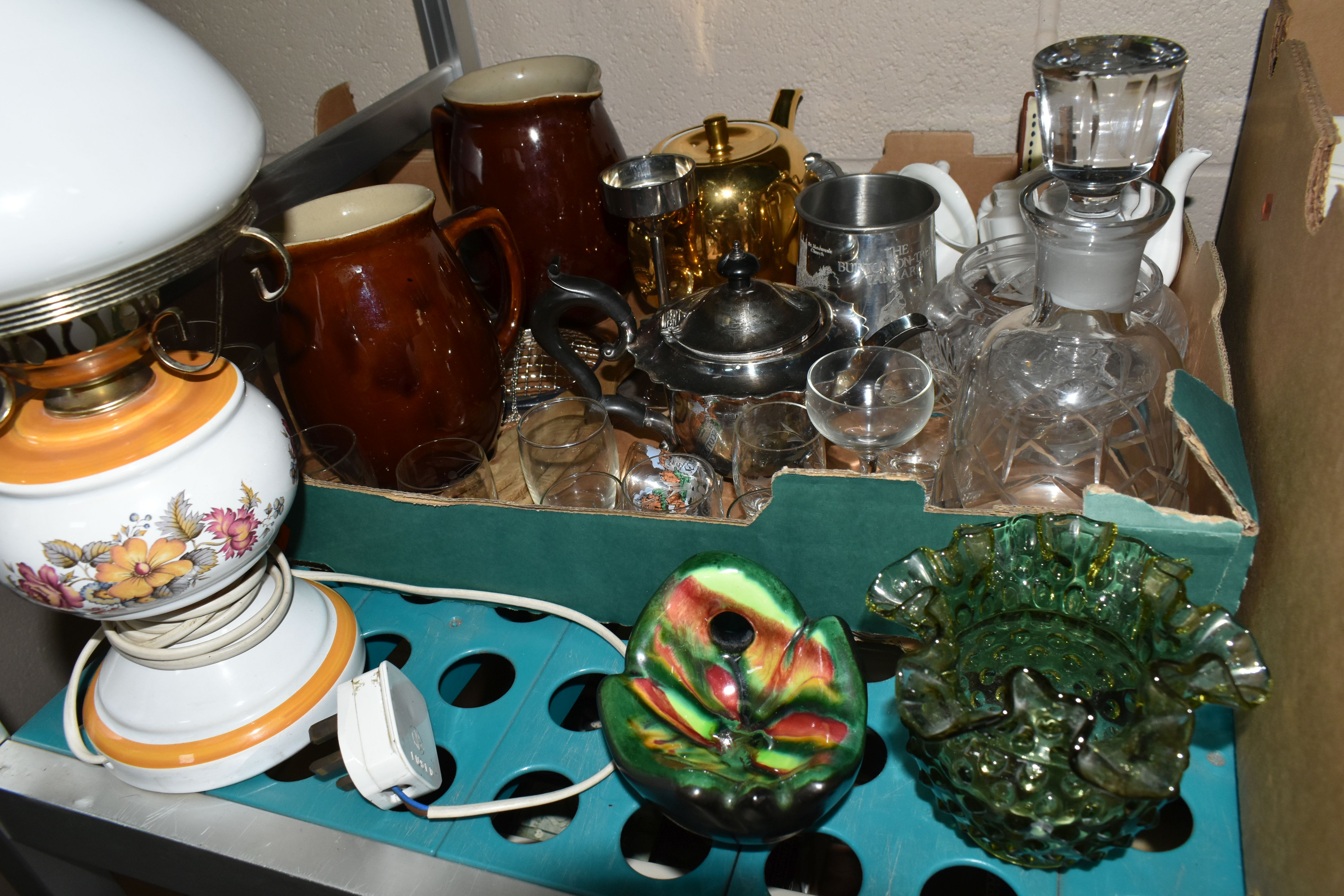 FOUR BOXES AND LOOSE GLASSWARE AND CERAMICS, to include a Fenton green hobnail double crimp vase, - Bild 9 aus 9