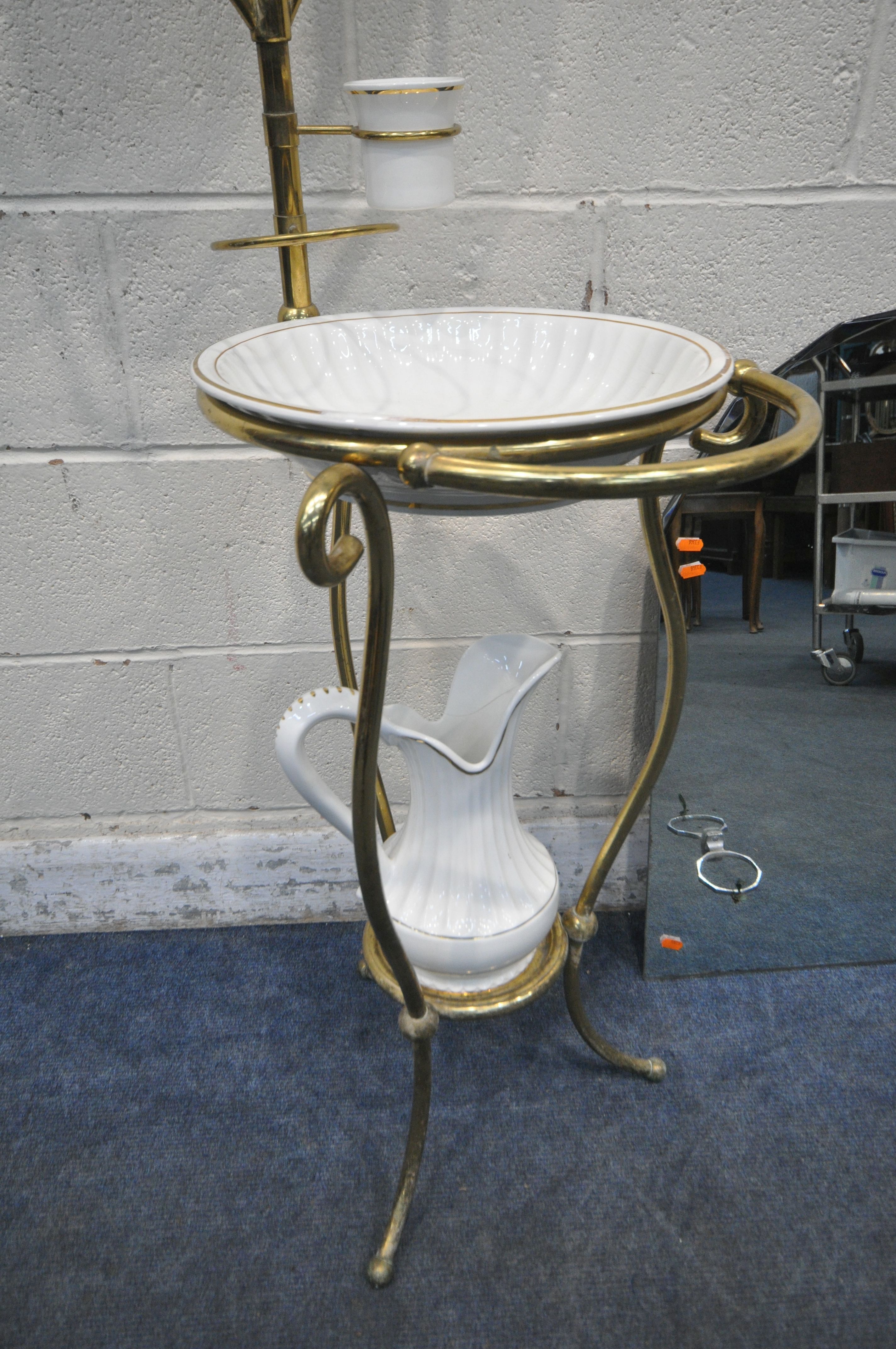 AN EARLY TO MID 20TH CENTURY BRASS FRAMED WASHSTAND, with an oval swinging mirror, ceramic jug, bowl - Image 3 of 4