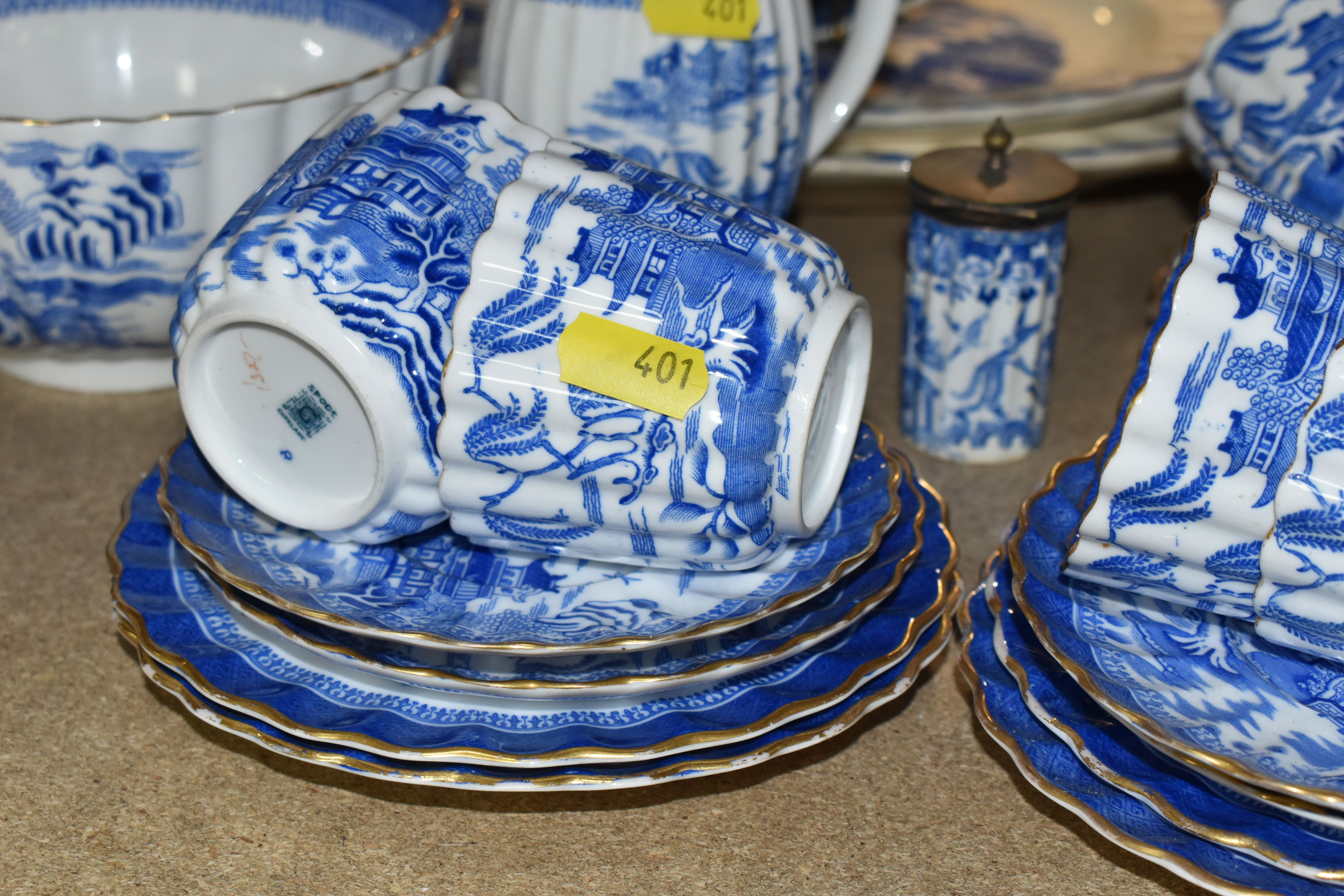 A VARIETY OF SPODE COPELAND 'MANDARIN BLUE WILLOW, DINNERWARE, including six tea cups and six - Image 6 of 10