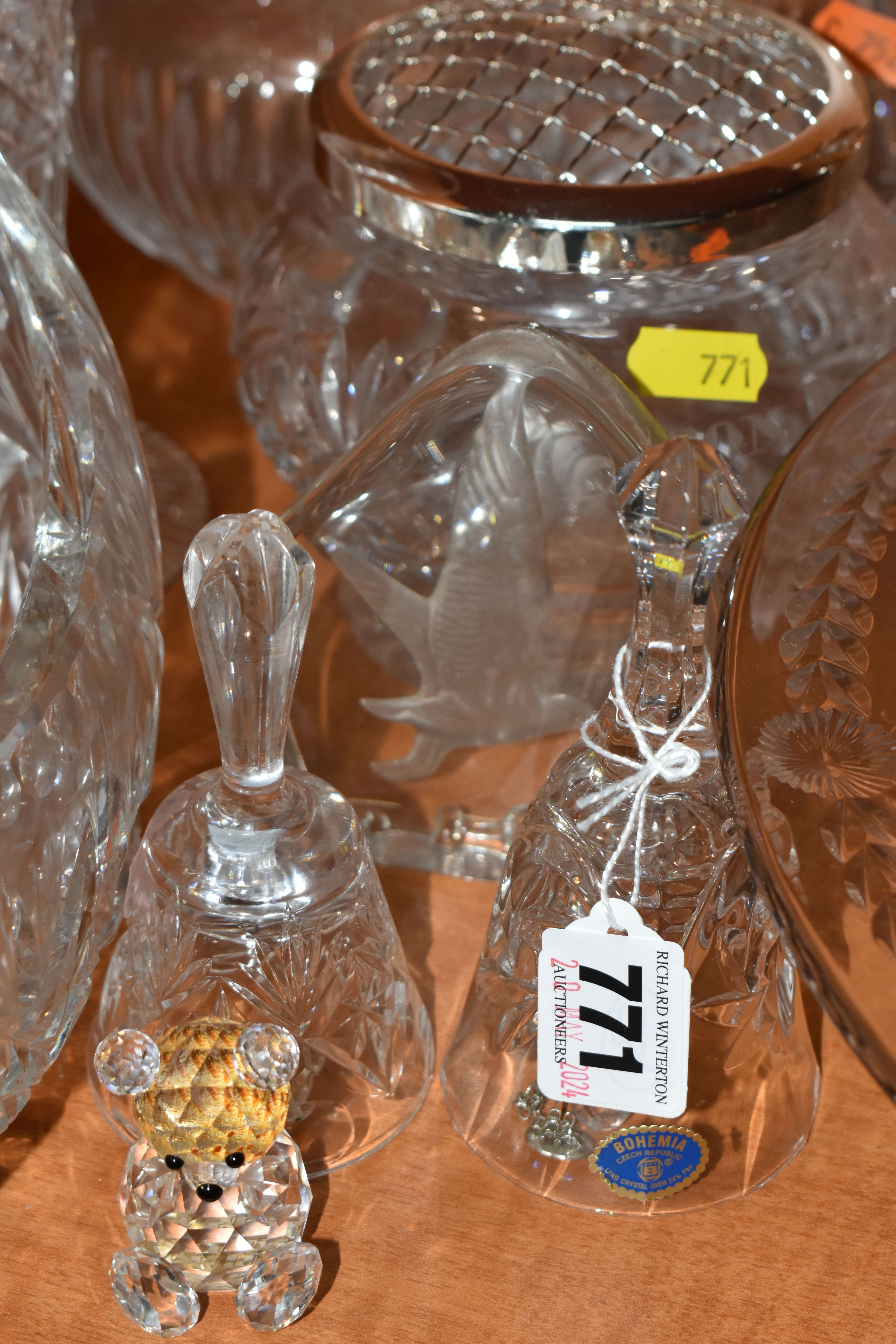 A COLLECTION OF GLASSWARE, including a Swarovski owl, a small Royal Brierly bowl, an Atlantis - Bild 7 aus 8