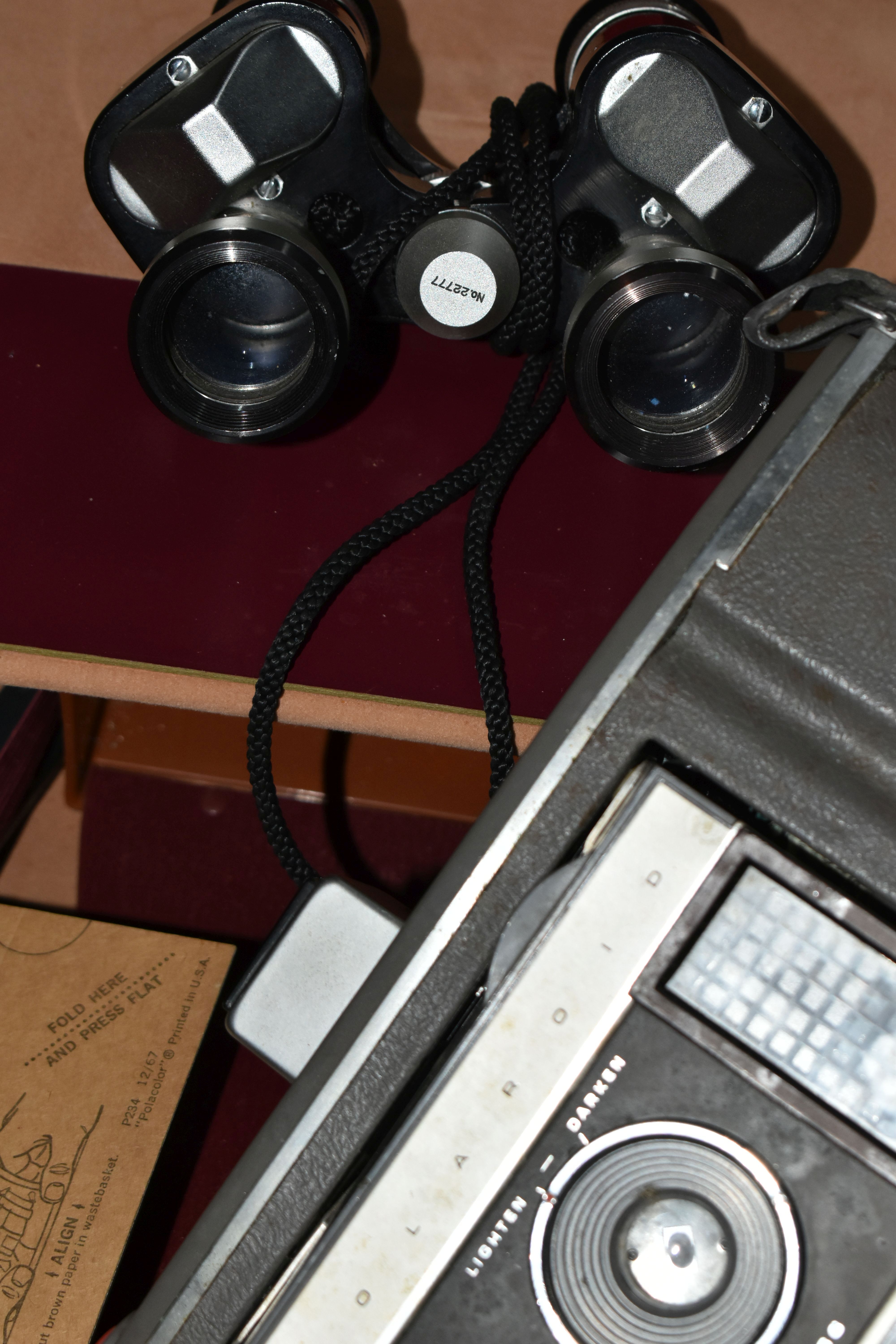 A CASED POLAROID LAND CAMERA MODEL J66 AND A BOX OF ASSORTED CAMERAS AND BINOCULARS, including a - Image 4 of 11