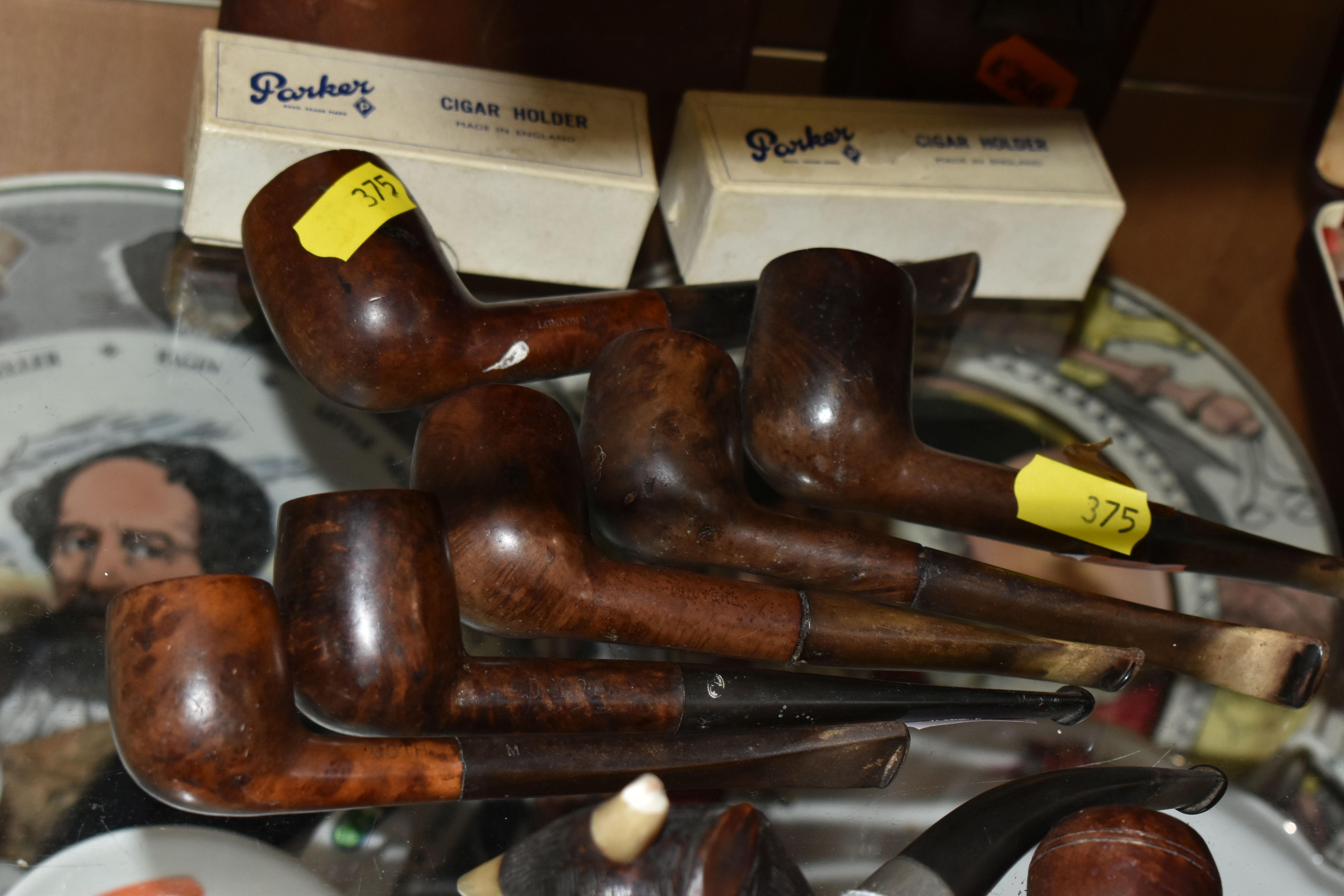 A COLLECTION OF TOBACCO PIPES AND CHEROOT HOLDERS, comprising two brown leather cigar cases, two - Bild 3 aus 6