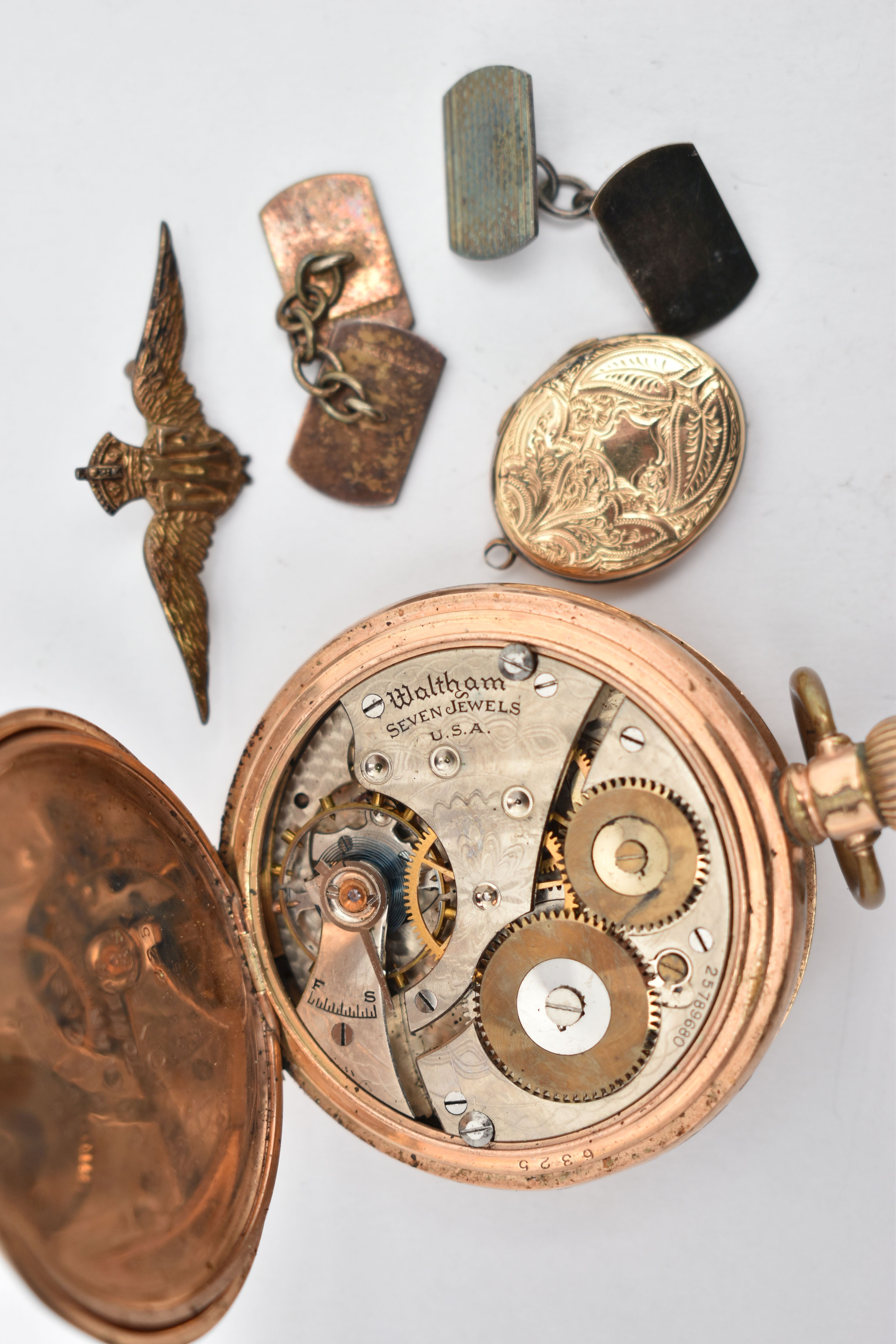 A GOLD PLATED 'WALTHAM' POCKET WATCH AND OTHER ITEMS, manual wind half hunter pocket watch, round - Bild 4 aus 4