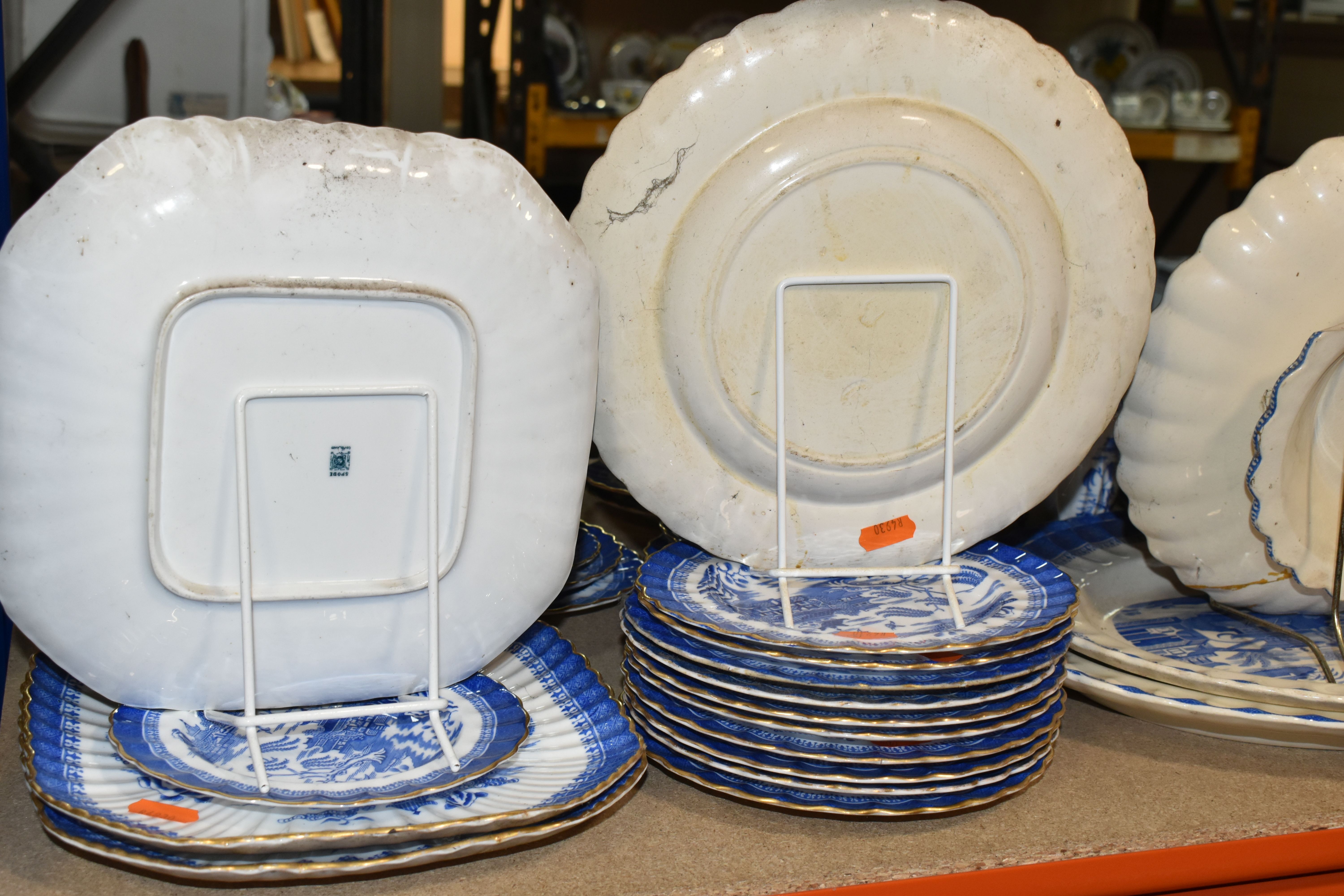 A VARIETY OF SPODE COPELAND 'MANDARIN BLUE WILLOW, DINNERWARE, including six tea cups and six - Image 9 of 10