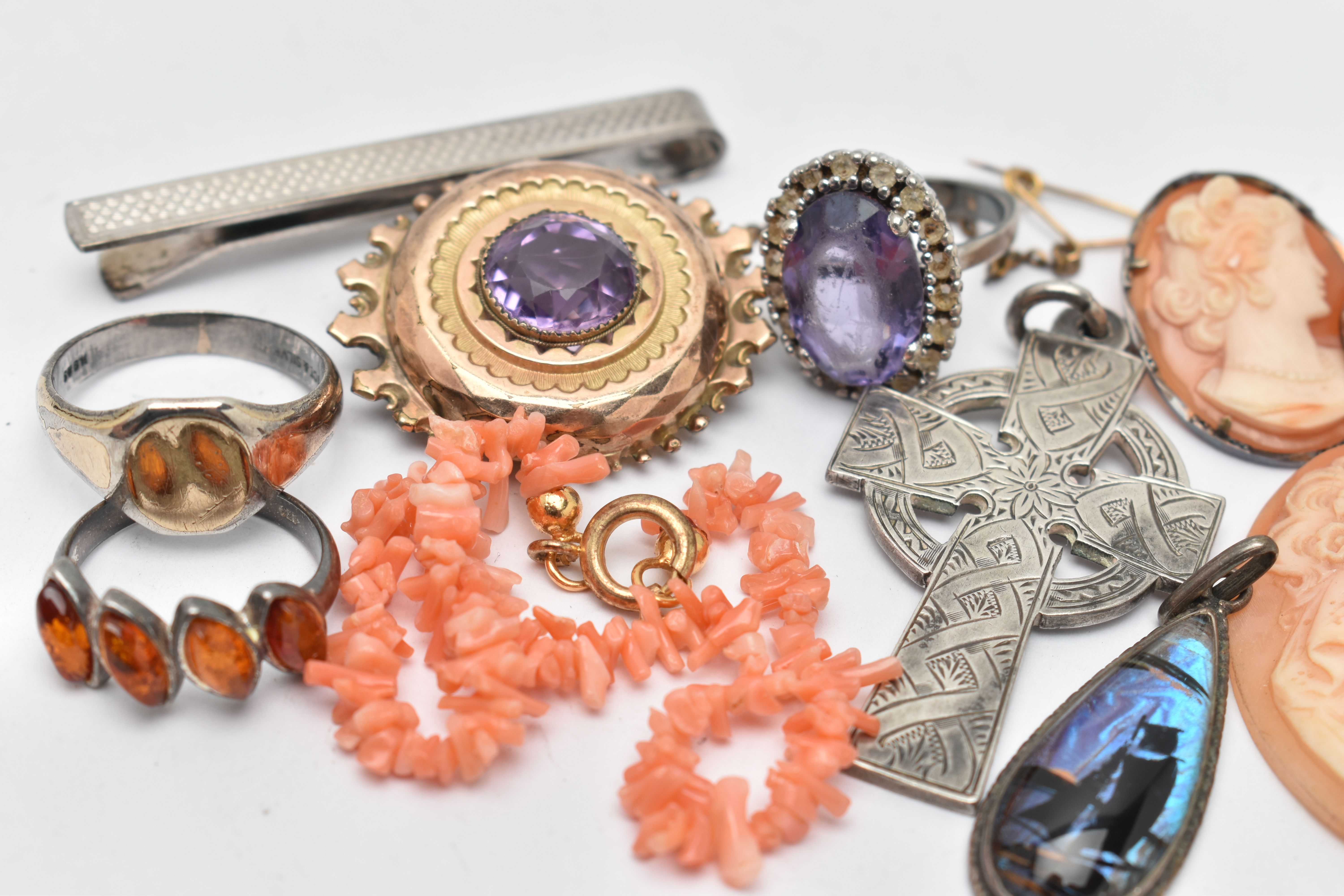 A SELECTION OF JEWELLERY, to include a late Victorian amethyst brooch, a butterfly wing pendant, - Bild 2 aus 2