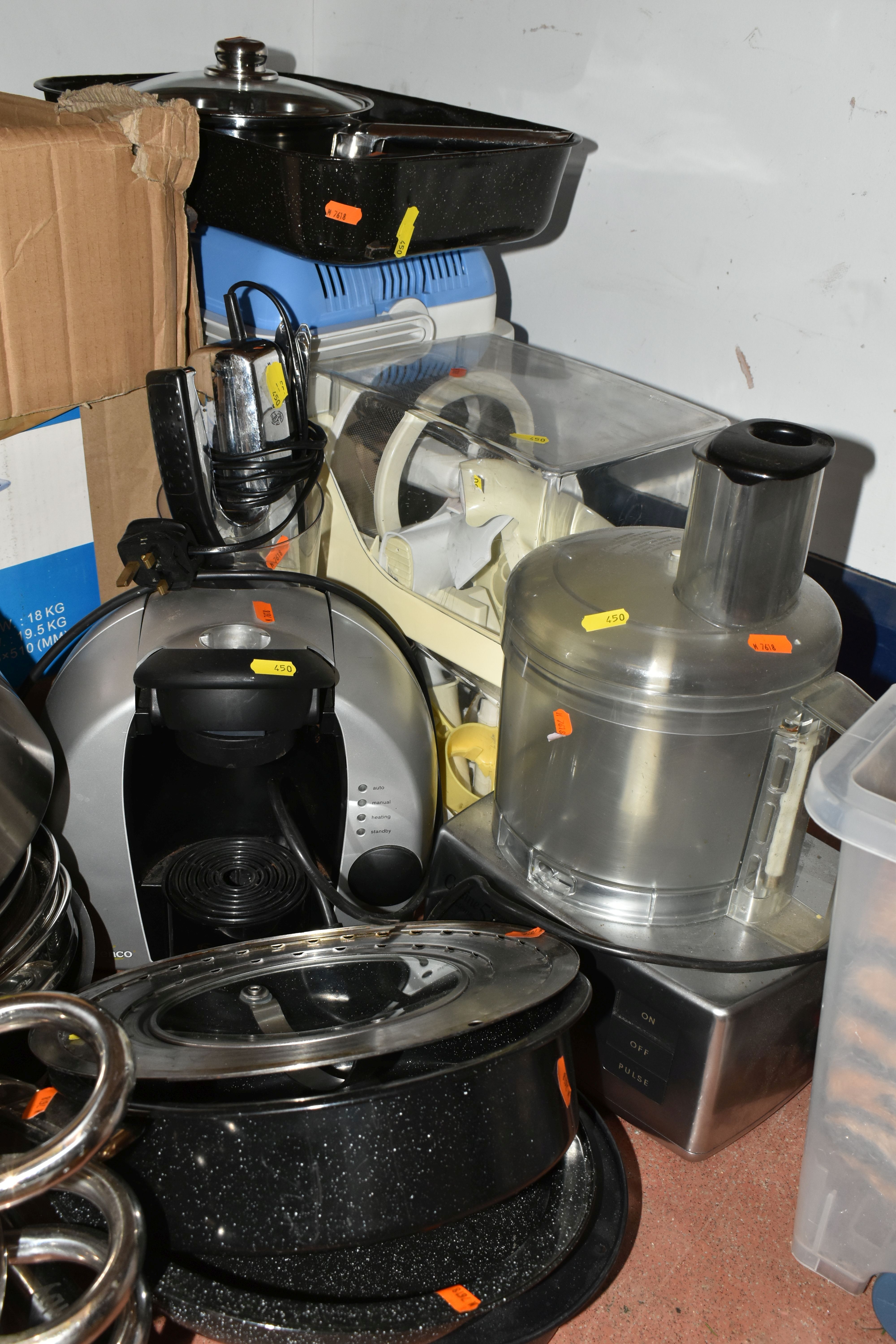 A LARGE QUANTITY OF STAINLESS STEEL KITCHENWARE AND ELECTRICAL APPLIANCES to include pots of various - Image 4 of 5