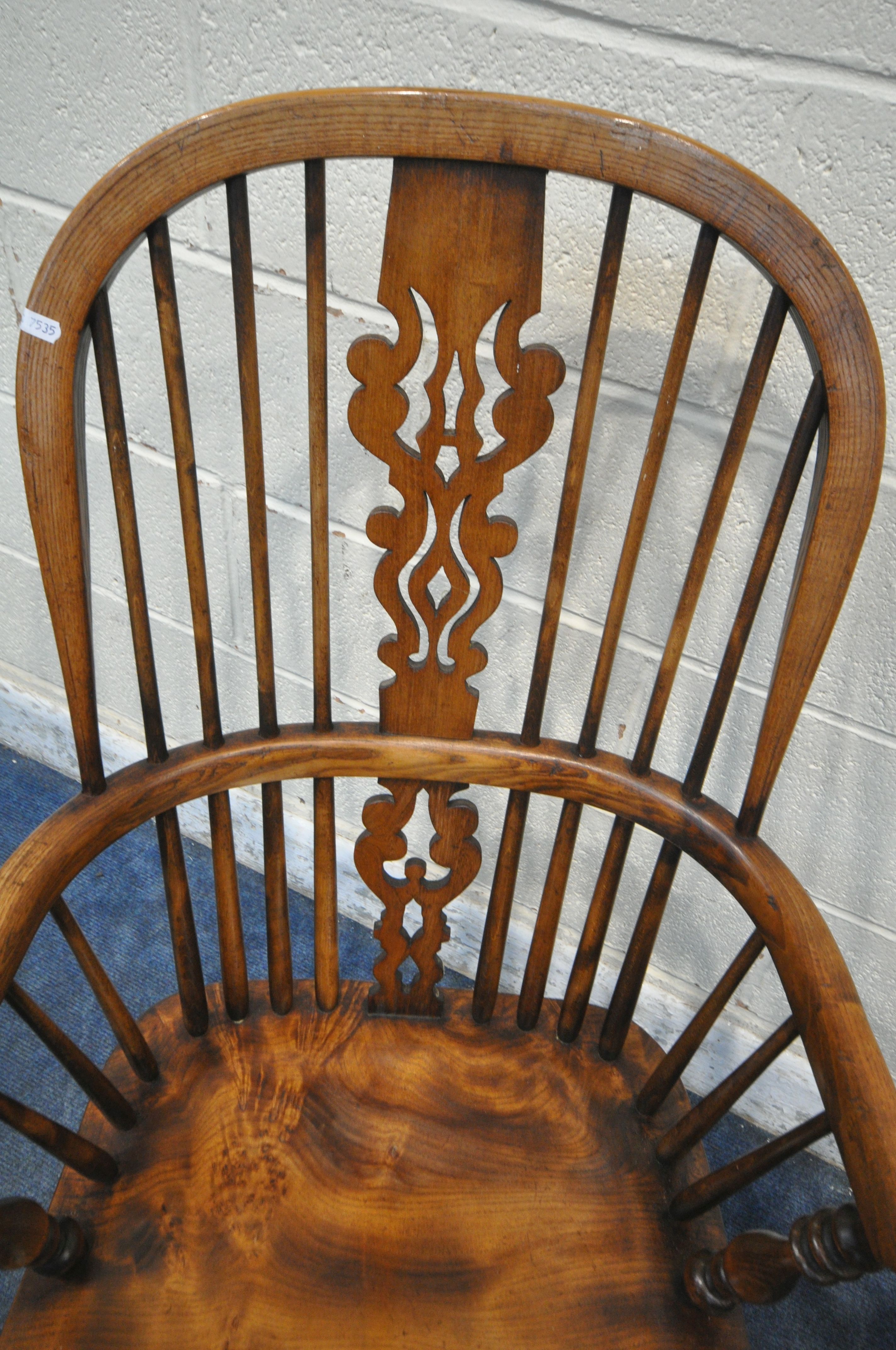A PAIR OF GOOD QUALITY REPRODUCTION ELM SPLAT BACK WINDSOR ARMCHAIRS, with spindle supports, - Bild 3 aus 5