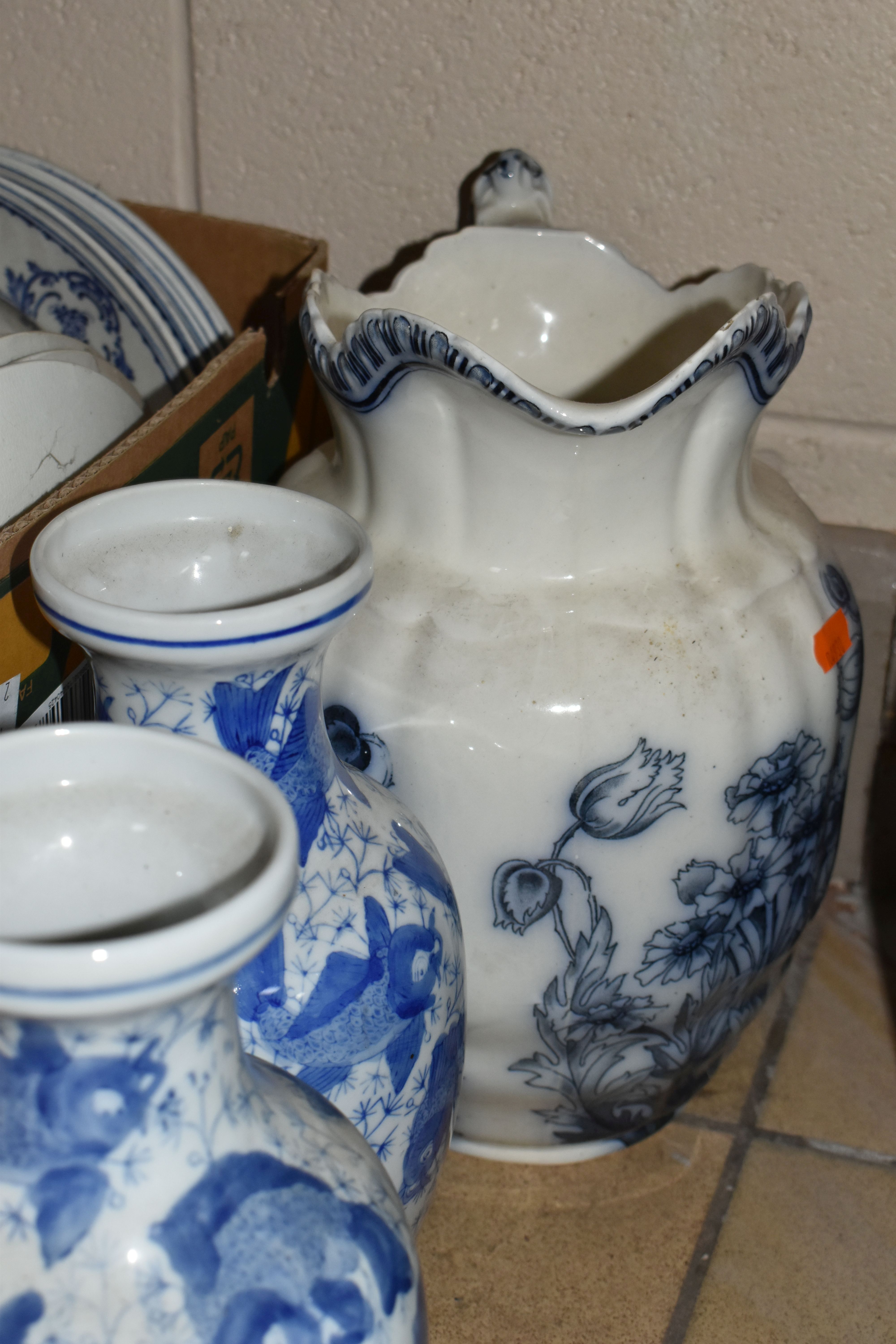 TWO BOXES AND LOOSE BLUE AND WHITE CERAMICS, to include a Minton Willow pattern biscuit barrel, a - Bild 4 aus 8