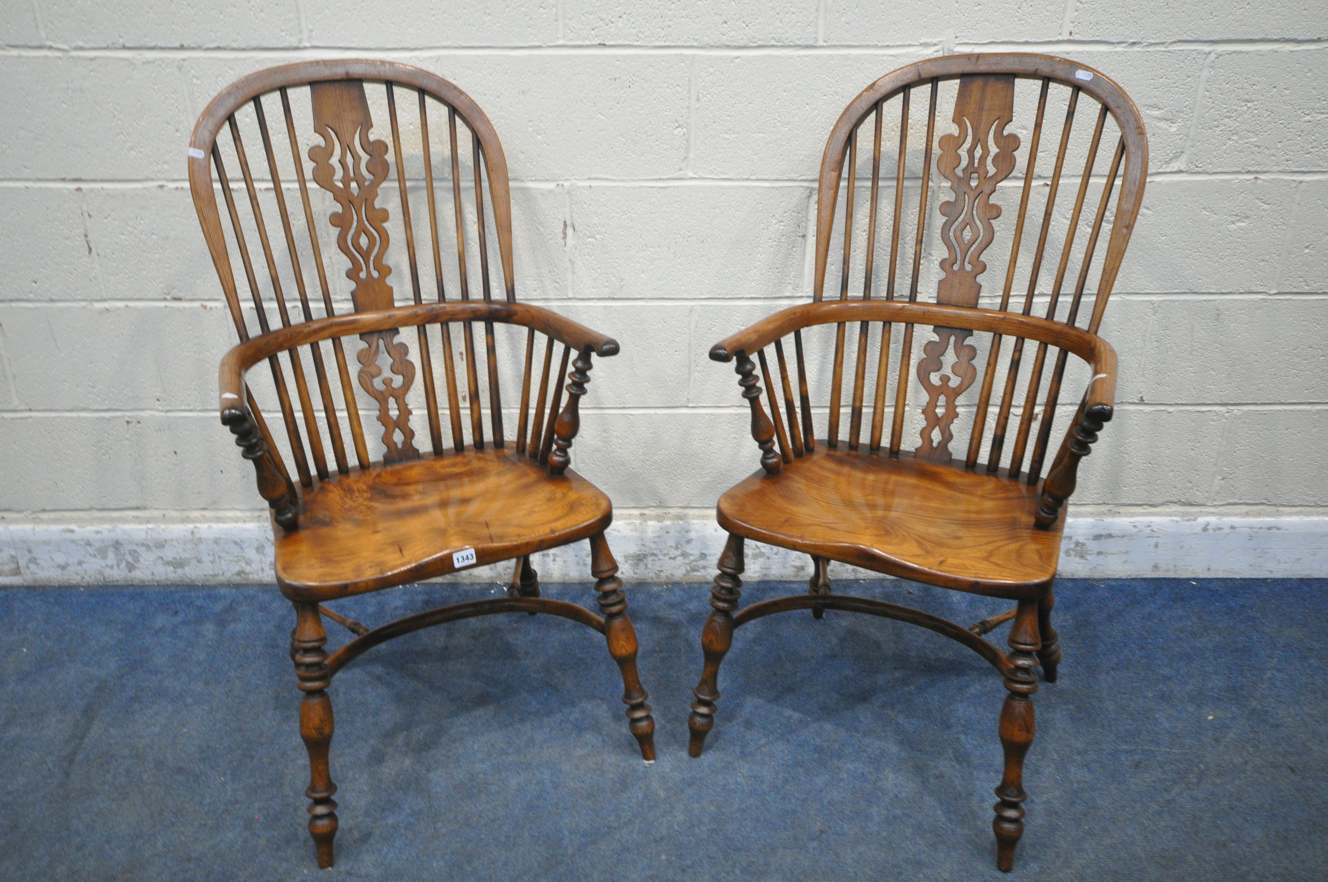 A PAIR OF GOOD QUALITY REPRODUCTION ELM SPLAT BACK WINDSOR ARMCHAIRS, with spindle supports,