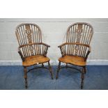 A PAIR OF GOOD QUALITY REPRODUCTION ELM SPLAT BACK WINDSOR ARMCHAIRS, with spindle supports,