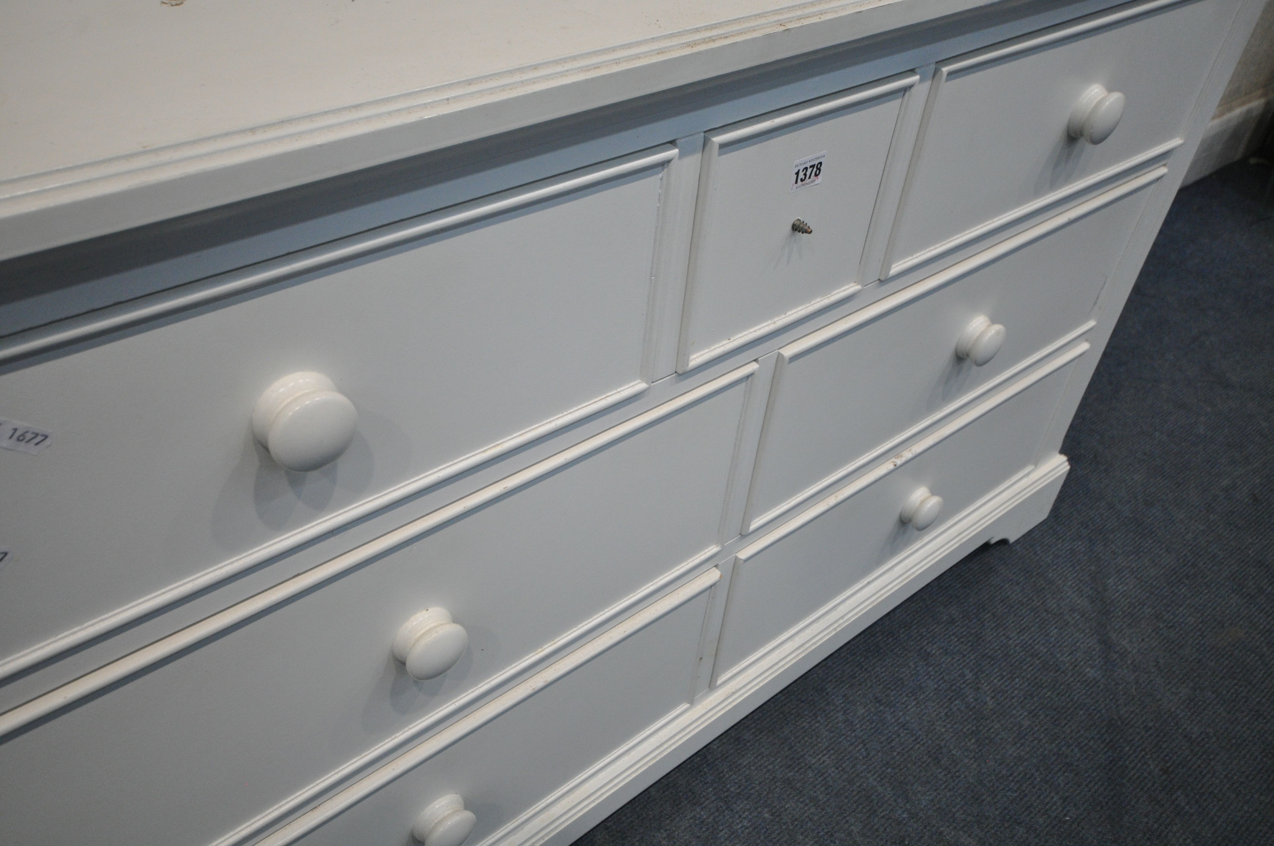 A MODERN WHITE SIDEBOARD, fitted with seven assorted drawers, length 134cm x depth 44cm x height - Image 4 of 4