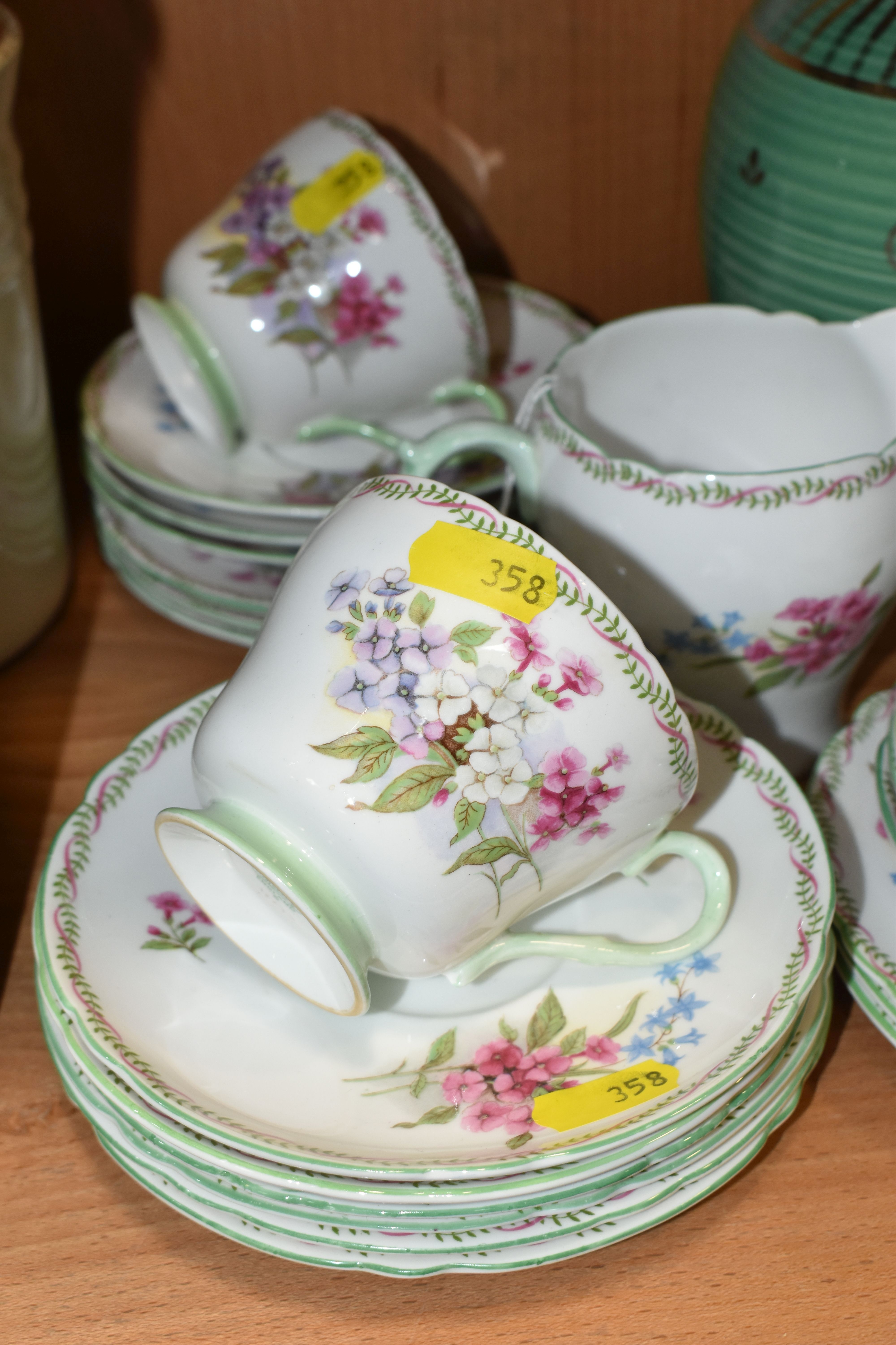 A GROUP OF WEDGWOOD TEAWARE, a Wedgwood tea set decorated with blue floral swags, gilt edged on a - Bild 4 aus 7