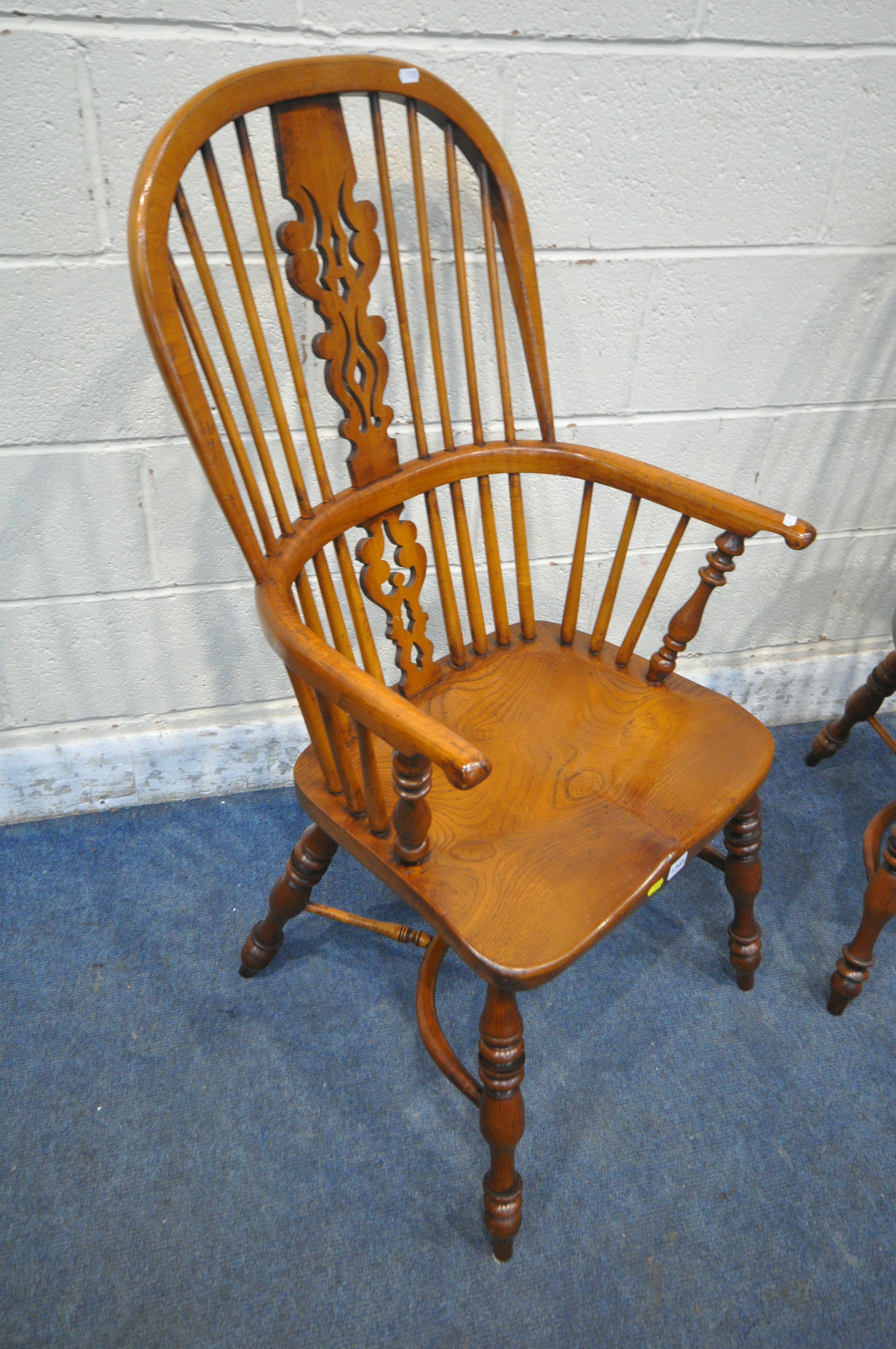 A PAIR OF GOOD QUALITY REPRODUCTION ELM SPLAT BACK WINDSOR ARMCHAIRS, with spindle supports, - Bild 2 aus 5