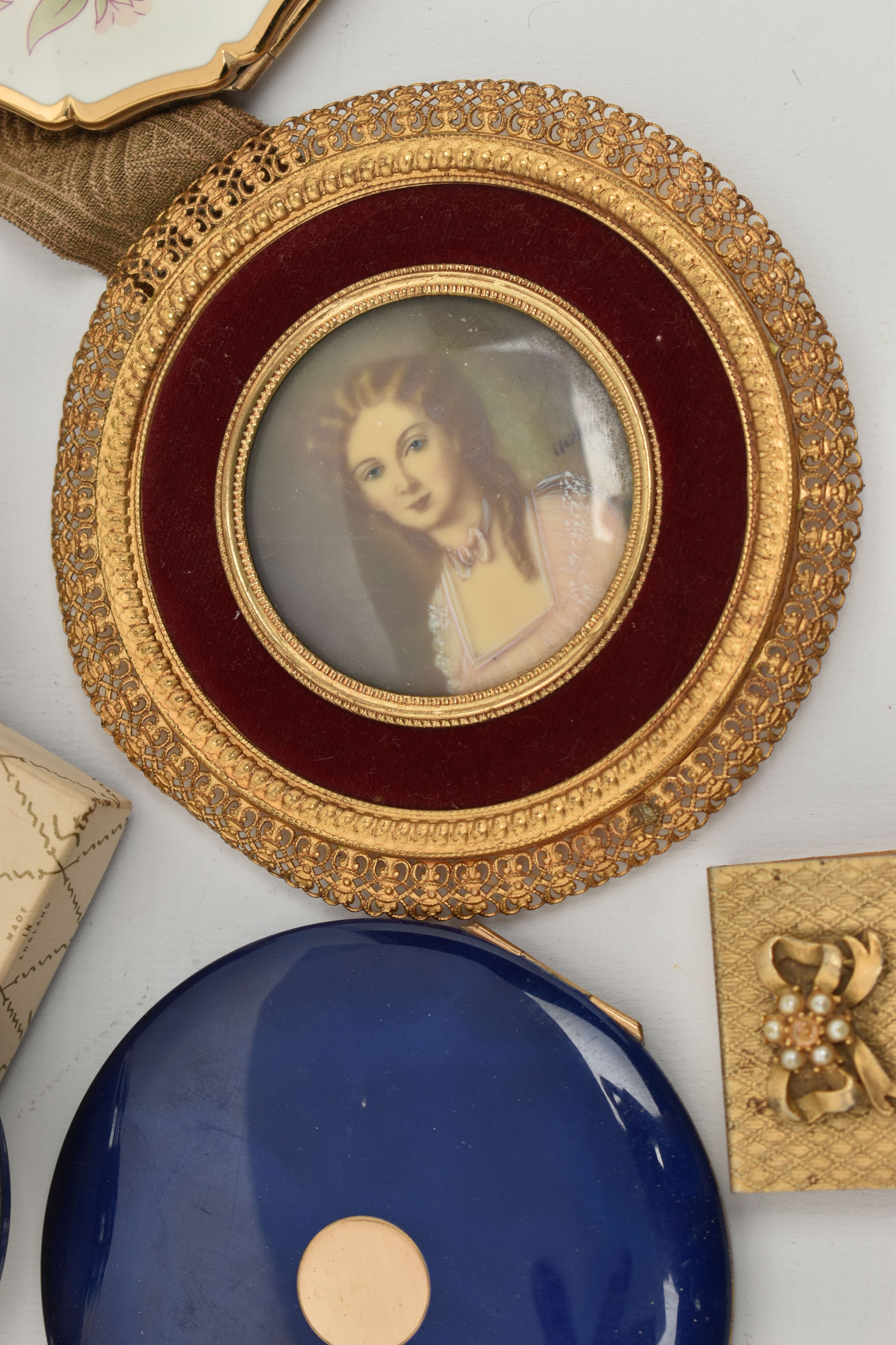 A BOX OF COMPACTS AND TWO MINIATURE PORTRAITS, to include a blue lacquer 'Gucci' compact, three ' - Image 4 of 7