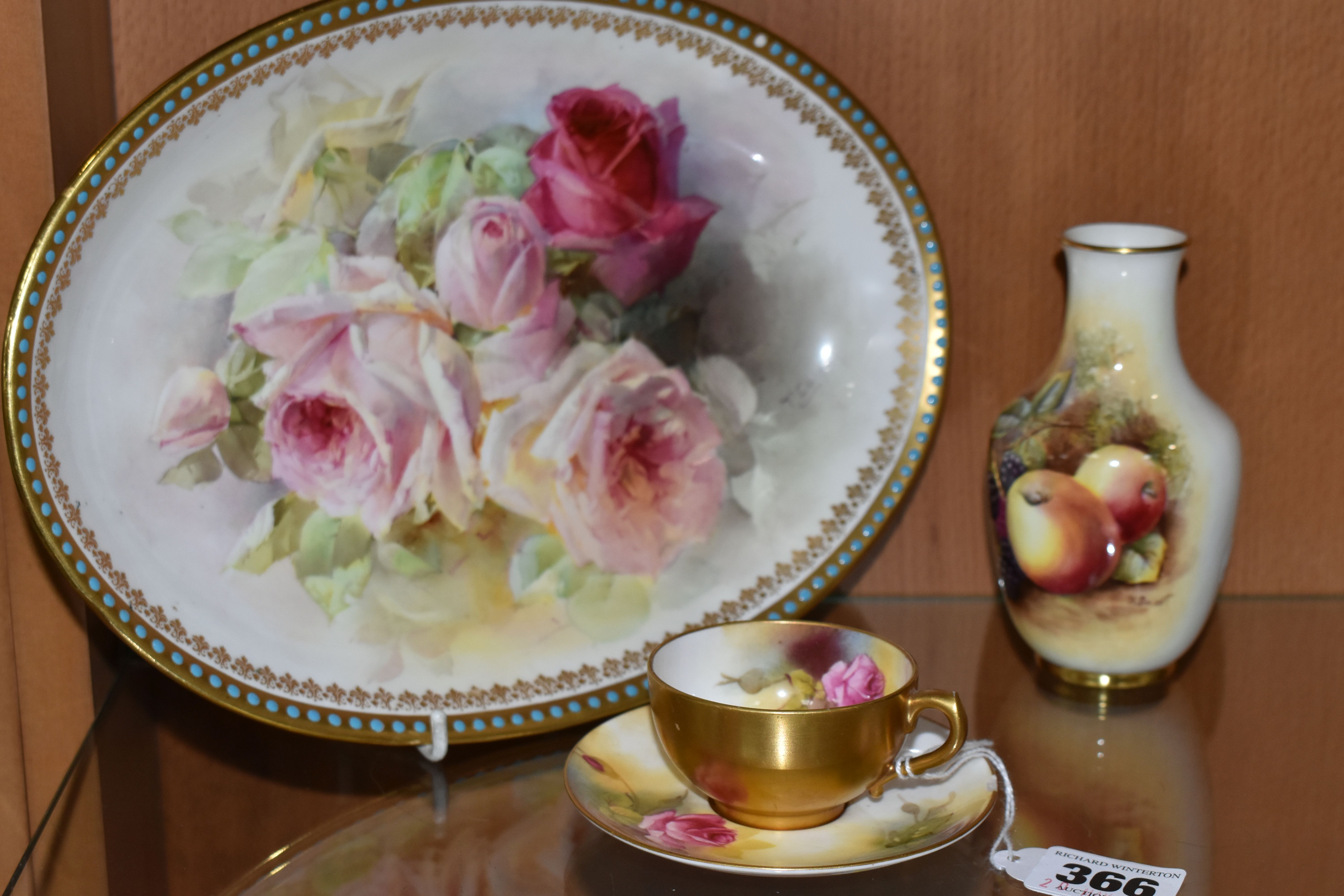 A ROYAL DOULTON CABINET DISH WITH A ROYAL WORCESTER CUP AND SAUCER, comprising an oval dish with