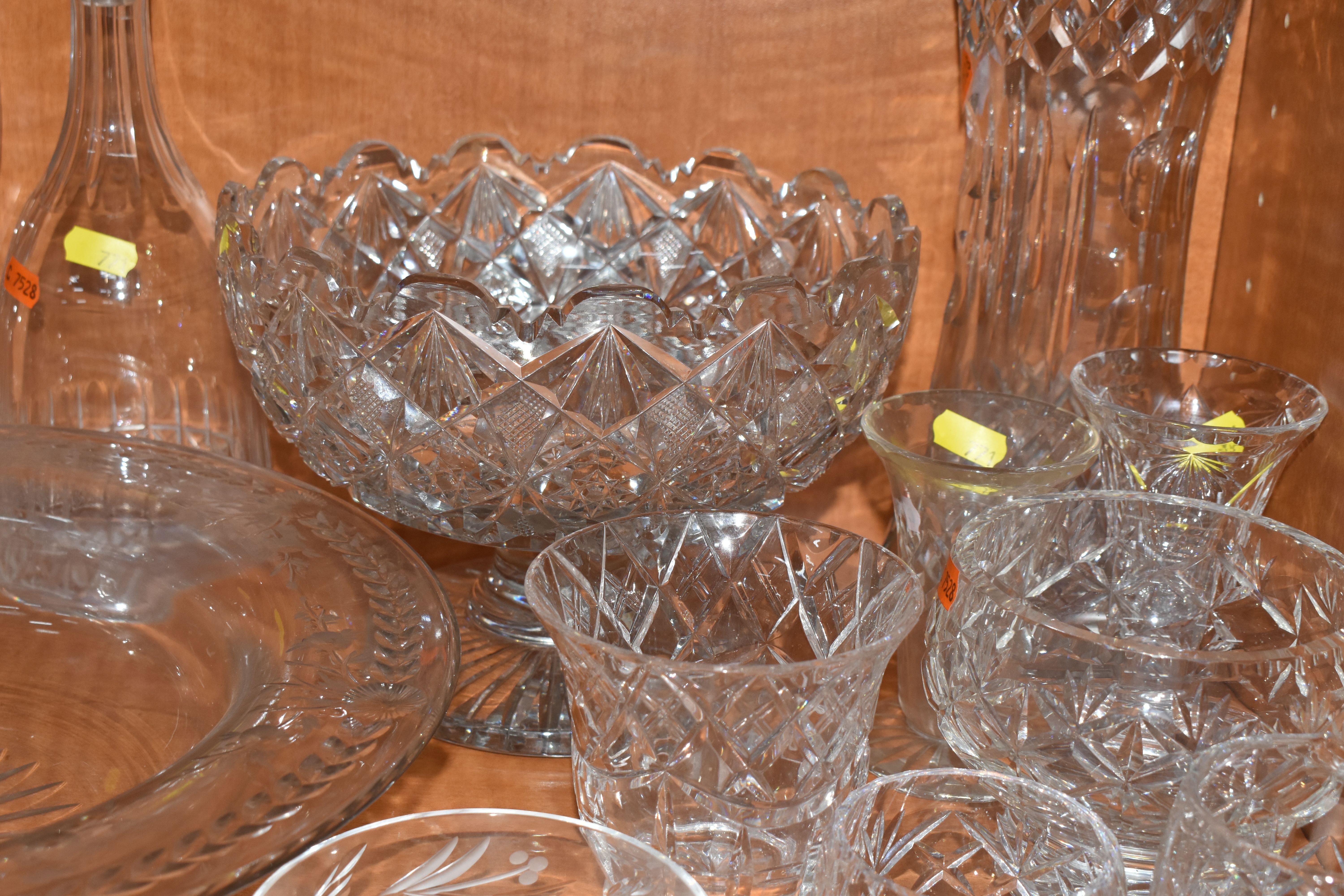 A COLLECTION OF GLASSWARE, including a Swarovski owl, a small Royal Brierly bowl, an Atlantis - Bild 3 aus 8