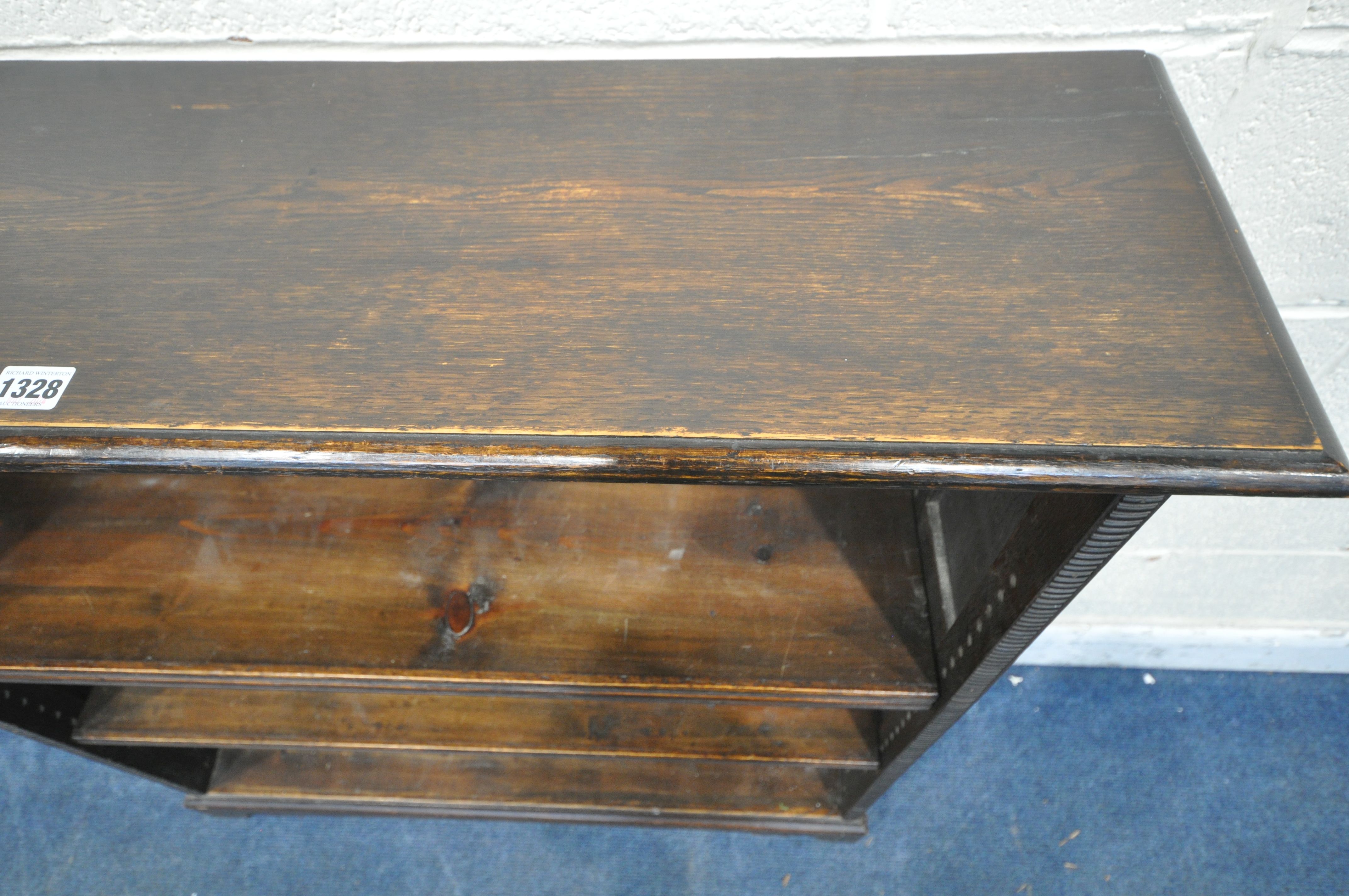 AN EARLY TO MID 20TH CENTURY OAK OPEN BOOKCASE, with three adjustable shelves, width 101cm x depth - Image 3 of 3