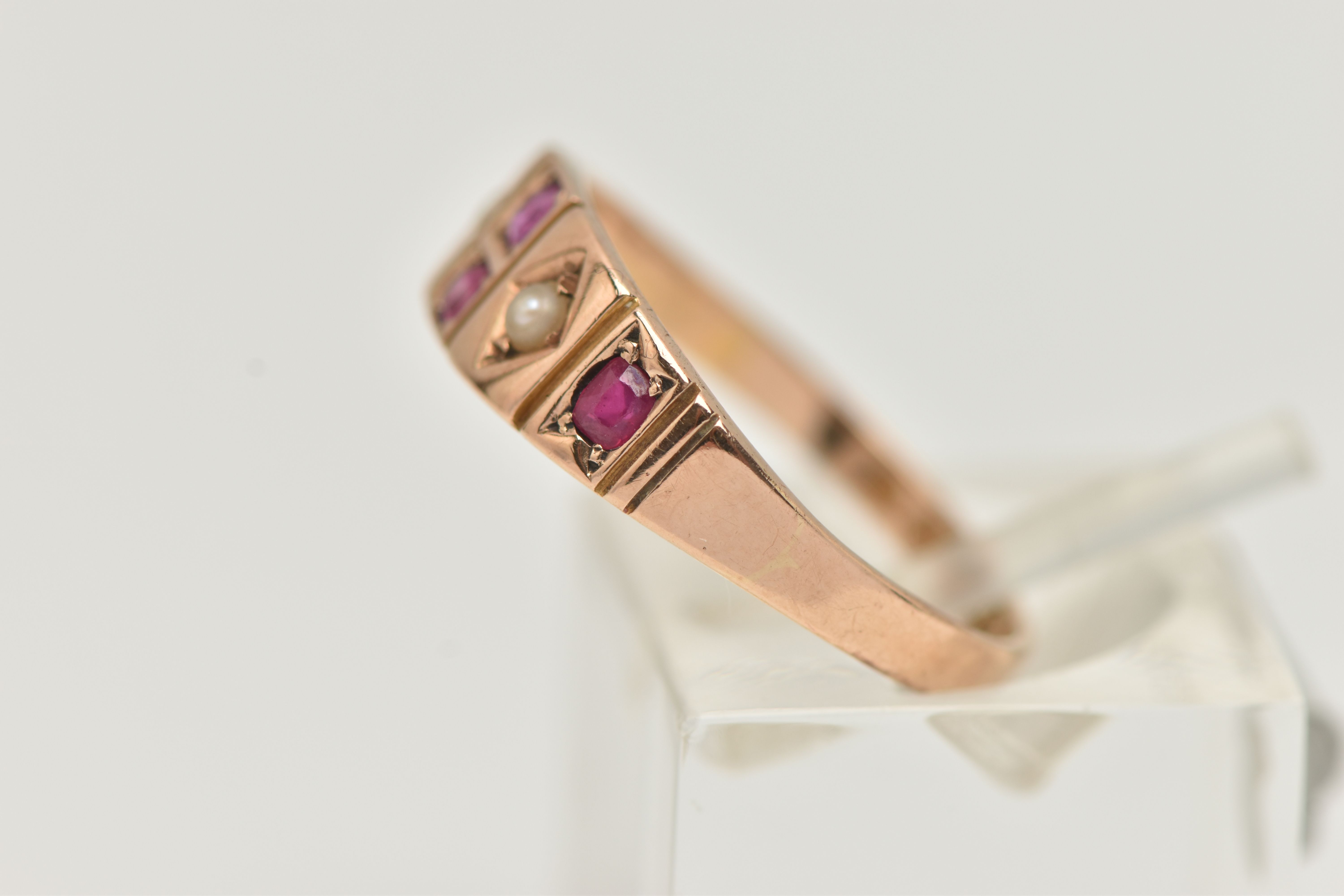 A MID VICTORIAN 15CT GOLD RUBY AND SPLIT PEARL RING, designed as two split pearls interspaced by - Bild 2 aus 4