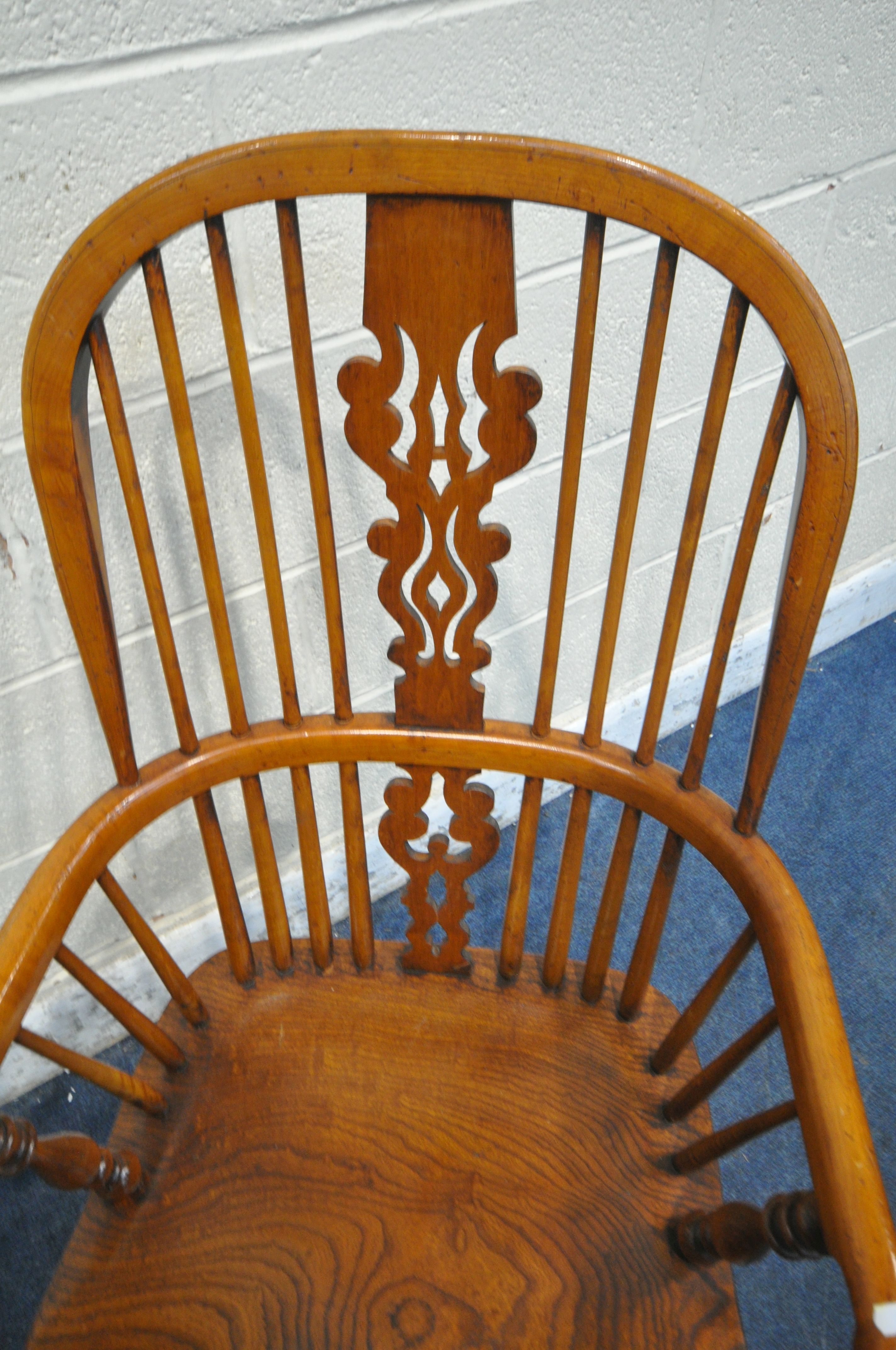 A PAIR OF GOOD QUALITY REPRODUCTION ELM SPLAT BACK WINDSOR ARMCHAIRS, with spindle supports, - Image 3 of 5