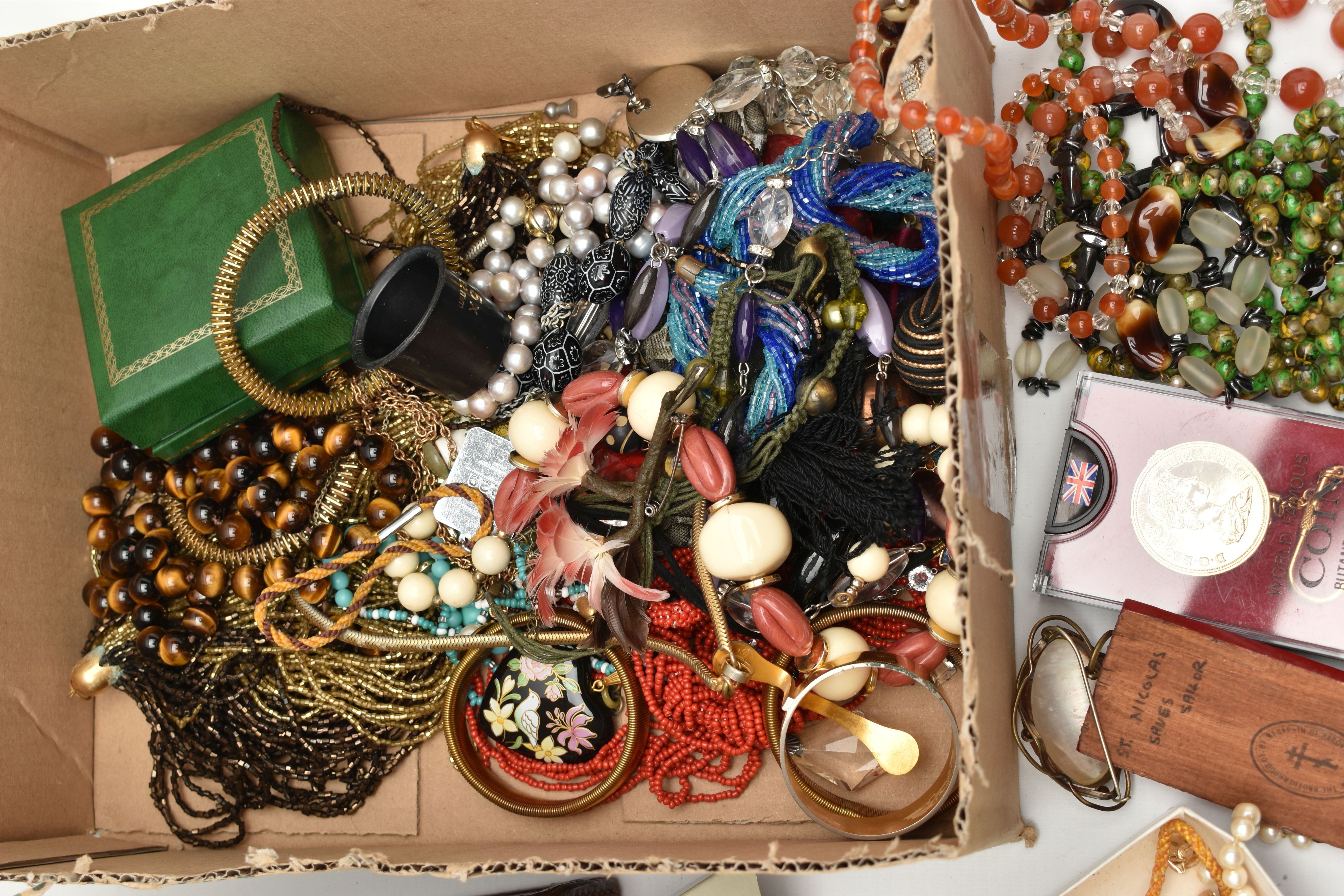 A BOX OF ASSORTED COSTUME JEWELLERY, to include a spherical tigers eye bead necklace fitted with a - Image 2 of 4