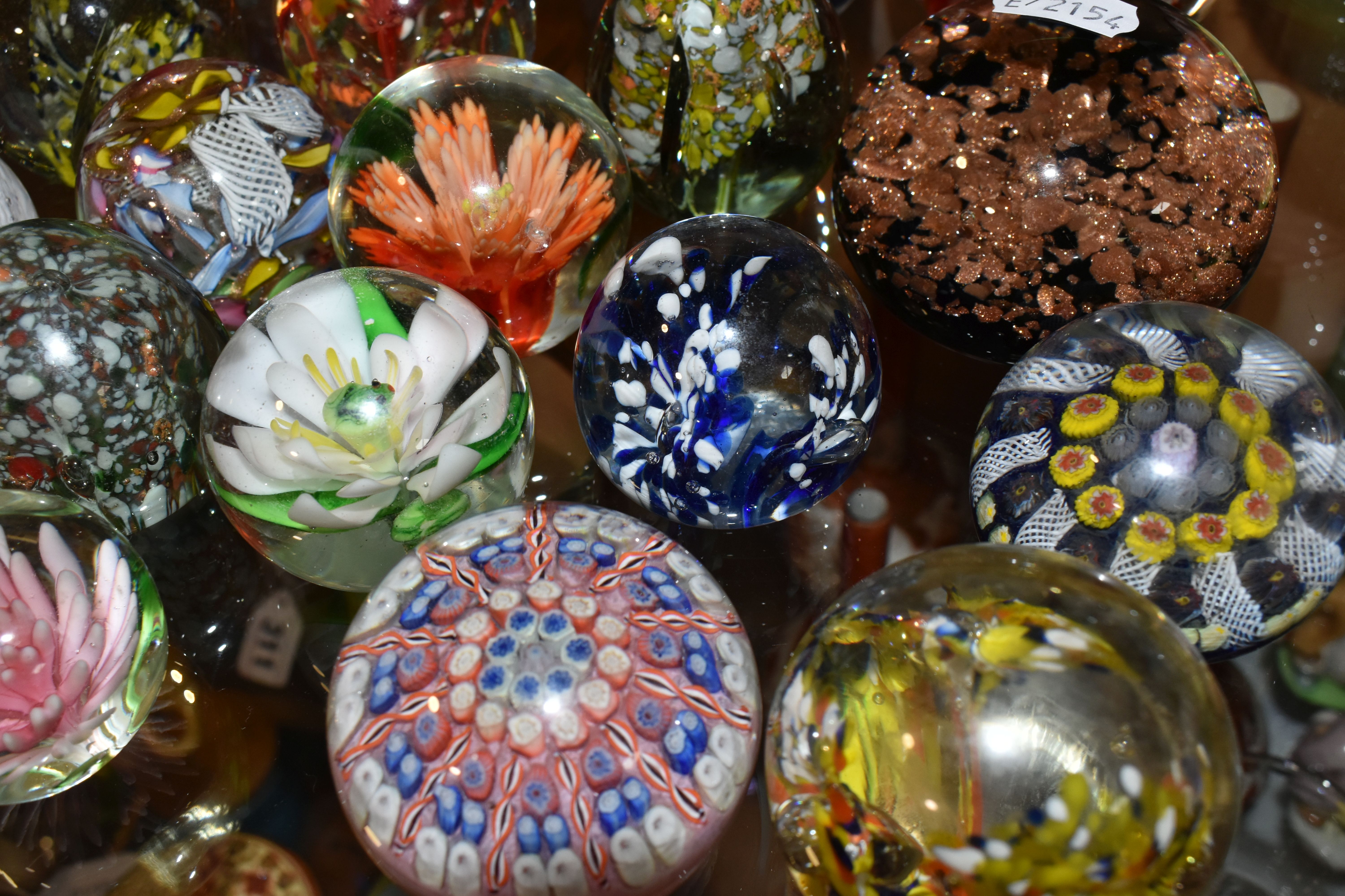 TWENTY EIGHT PAPERWEIGHTS, including millefiori, latticino, controlled bubbles, faceted, metallic - Image 6 of 14