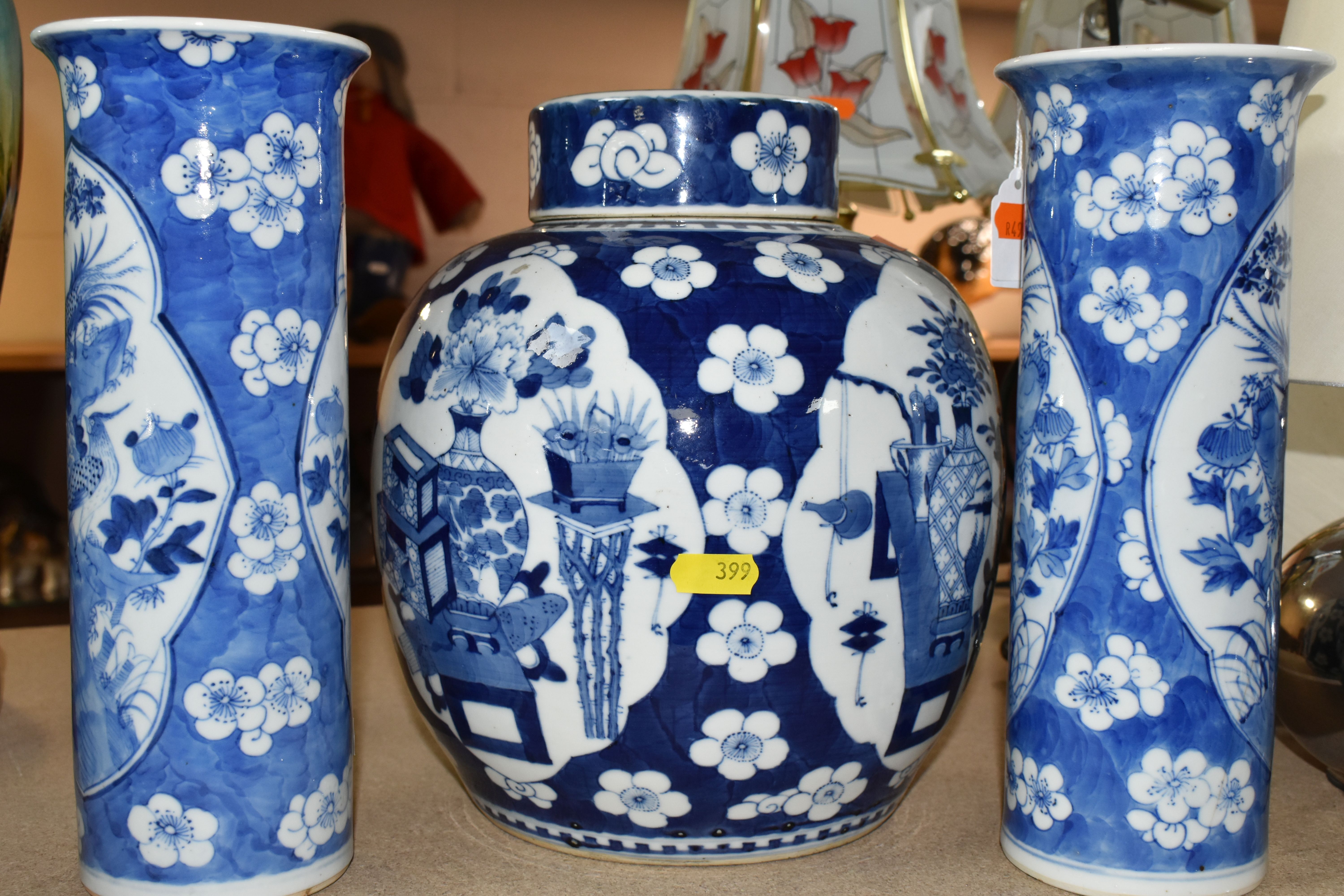 A SELECTION OF ORNAMENTAL CERAMICS INCLUDING A THREE CHINESE VESSELS IN THE PRUNUS BLOSSOM DESIGN, - Bild 8 aus 14