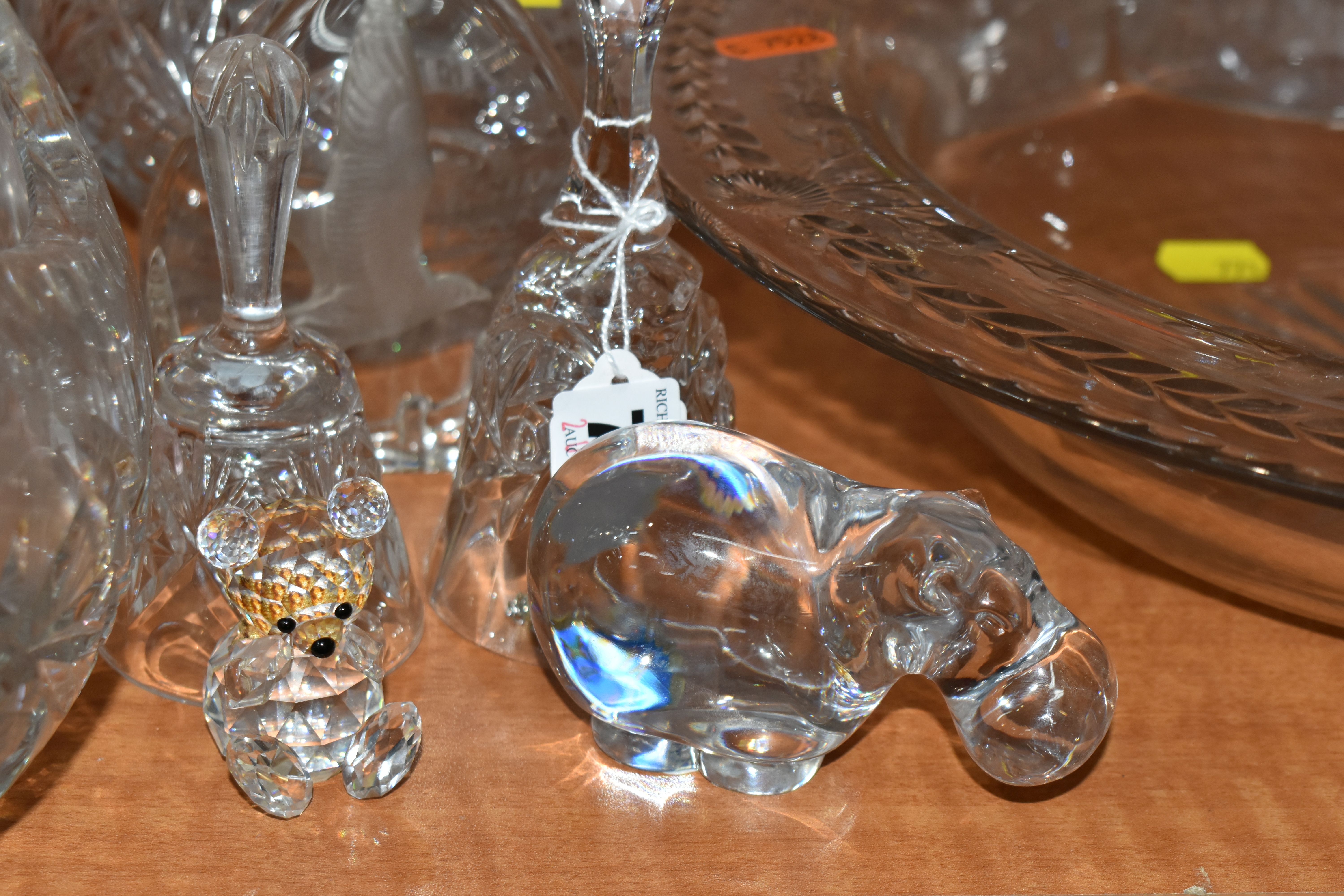 A COLLECTION OF GLASSWARE, including a Swarovski owl, a small Royal Brierly bowl, an Atlantis - Bild 6 aus 8