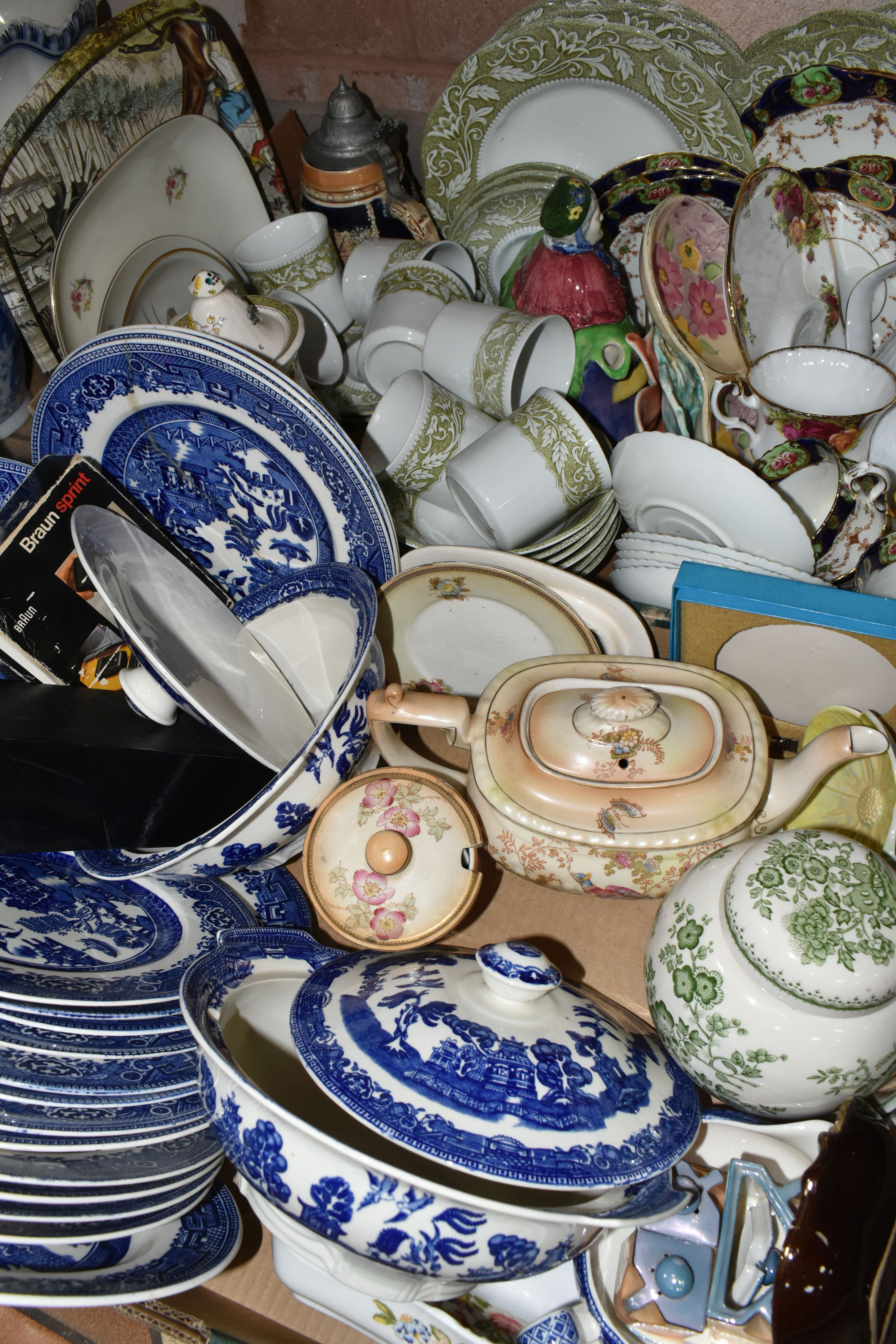 TWO BOXES OF CERAMICS, to include a twenty two piece Willow pattern part dinner service by Alfred - Image 3 of 5