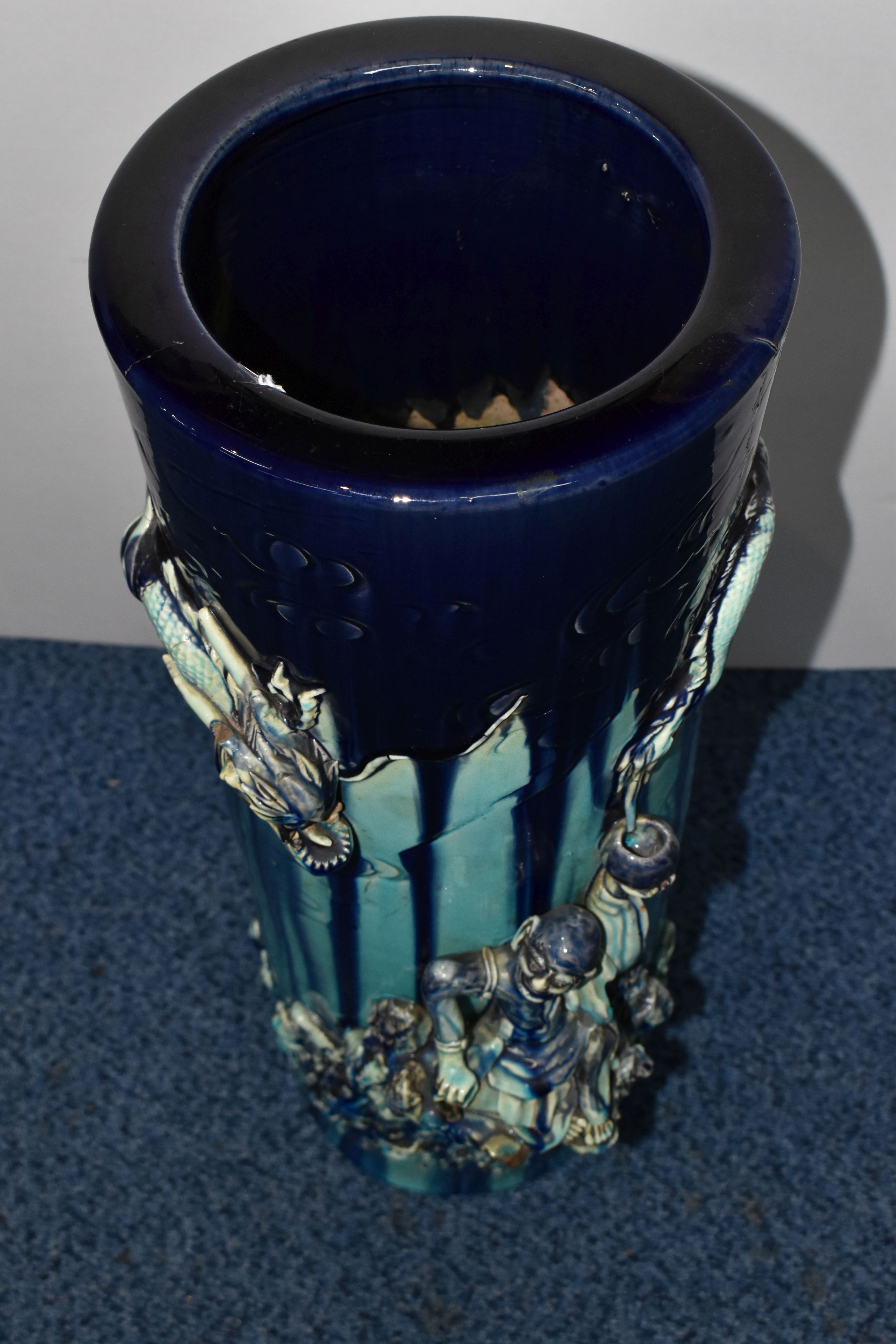 A LATE 19TH CENTURY JAPANESE POTTERY STICK STAND OF CYLINDRICAL FORM WITH RELIEF DECORATION IN THE - Bild 4 aus 14