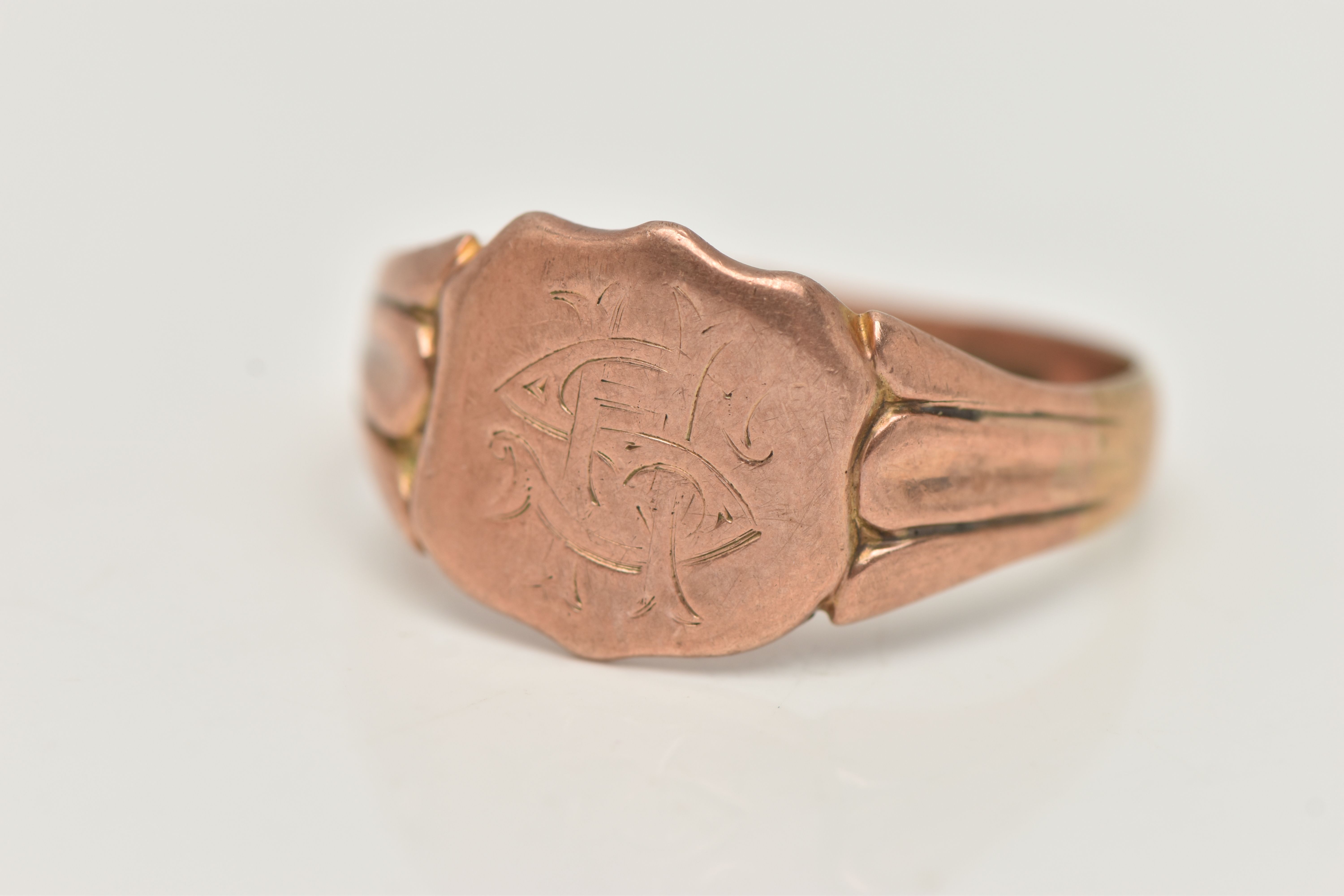 A GENTS 9CT ROSE GOLD SIGNET RING, engraved shield signet, textured shoulders leading onto a