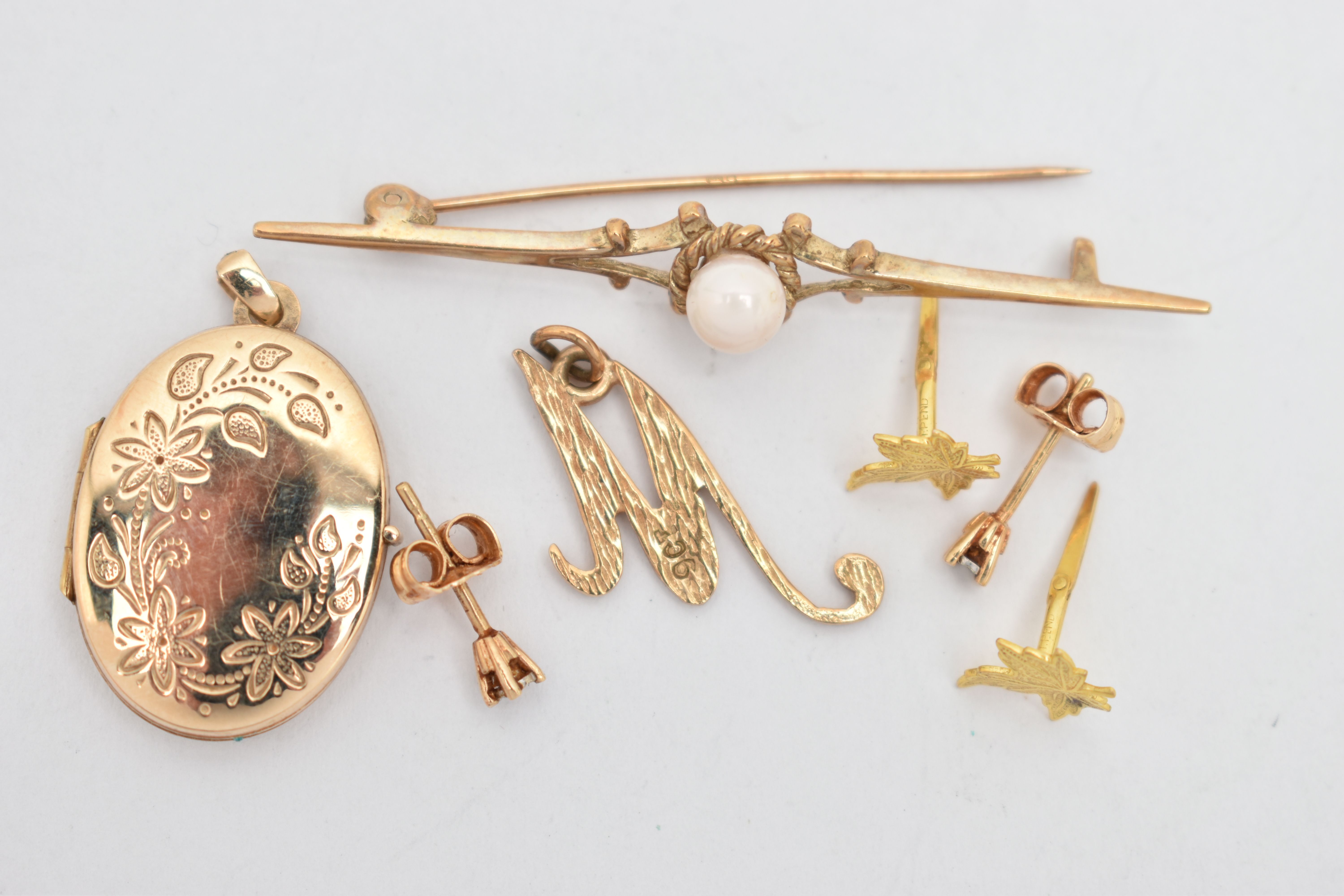 A SMALL ASSORTMENT OF JEWELLERY, to include a yellow gold and imitation pearl bar brooch, hallmarked