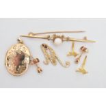 A SMALL ASSORTMENT OF JEWELLERY, to include a yellow gold and imitation pearl bar brooch, hallmarked