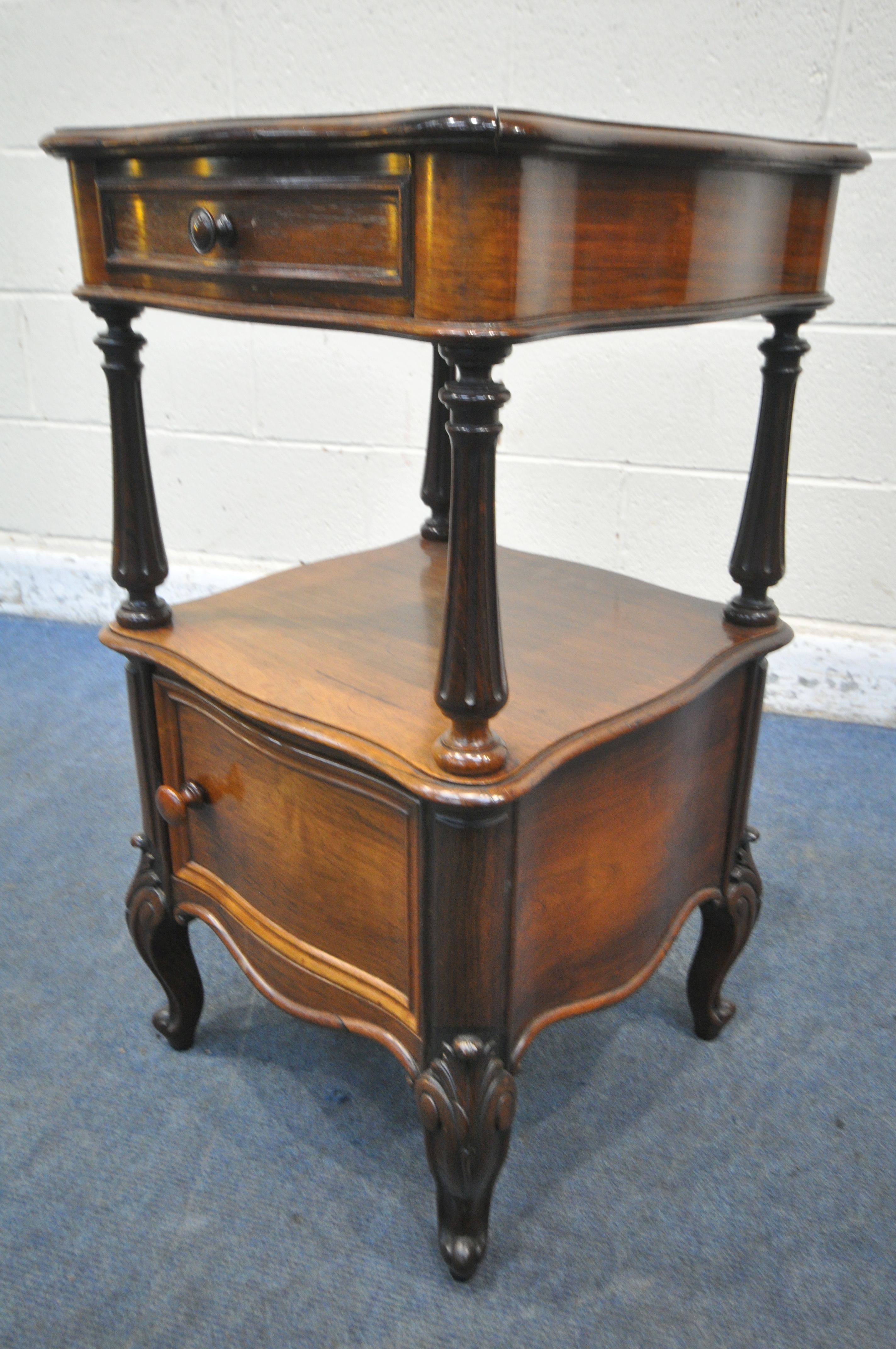 A VICTORIAN STYLE ROSEWOOD VENEER SERPENTINE LAMP TABLE, with a marquetry inlaid top, single drawer, - Image 4 of 6