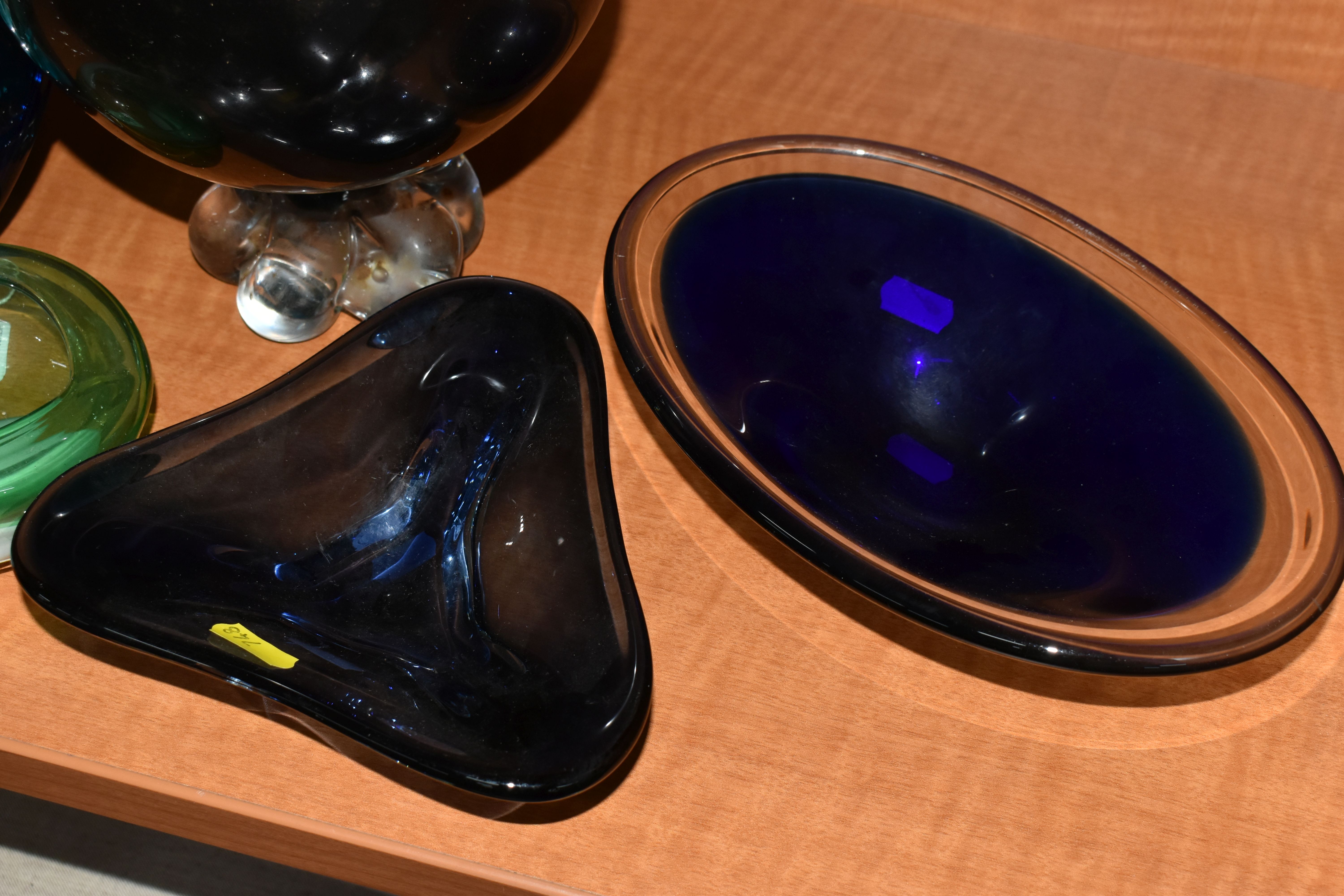 FIVE PIECES OF SECOND HALF 20TH CENTURY COLOURED GLASS, including a Mdina fish vase, dated 1979 to - Image 5 of 12