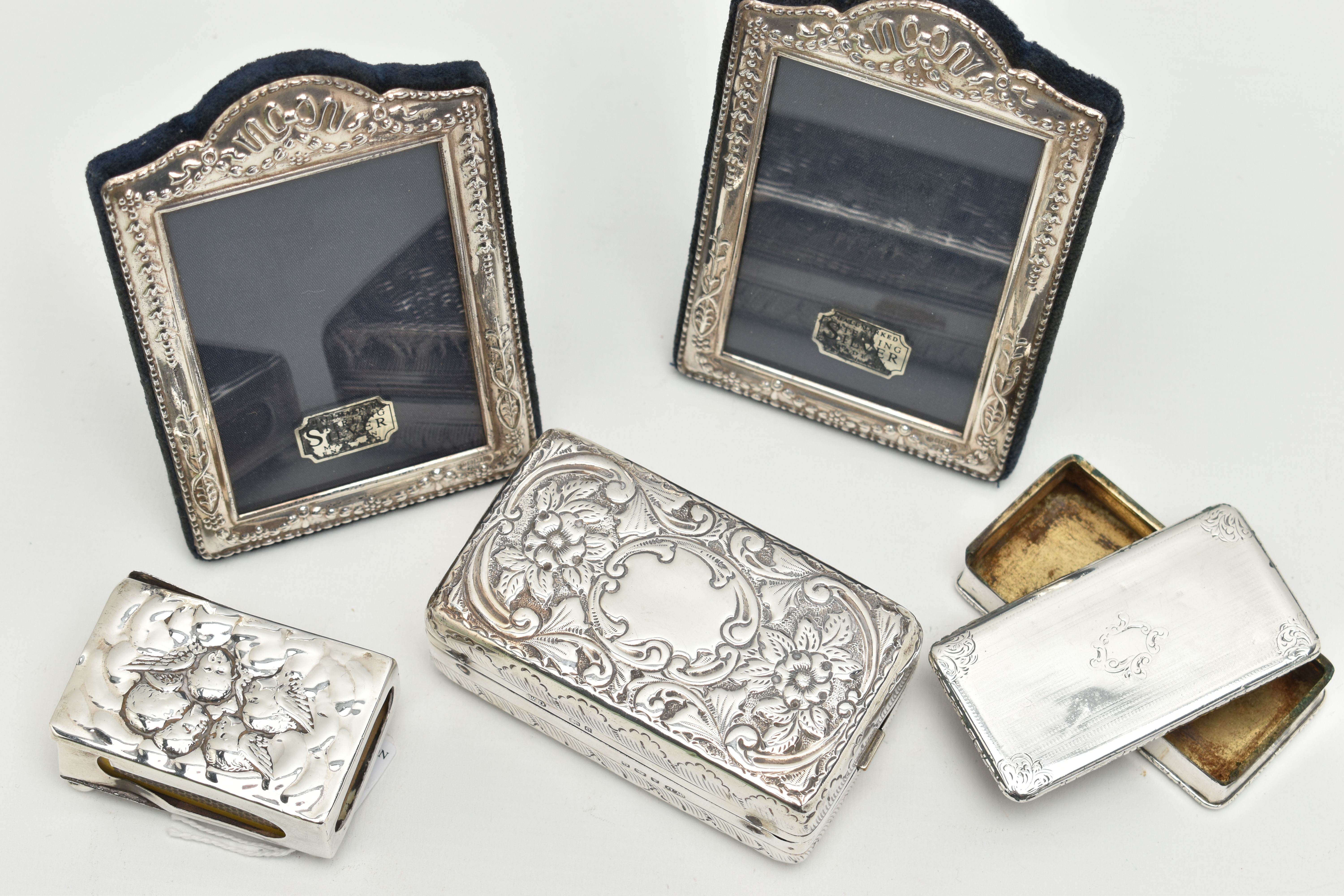 A SMALL PARCEL OF SILVER, a pair of Elizabeth II rectangular easel back photograph frames, foliate - Bild 2 aus 7