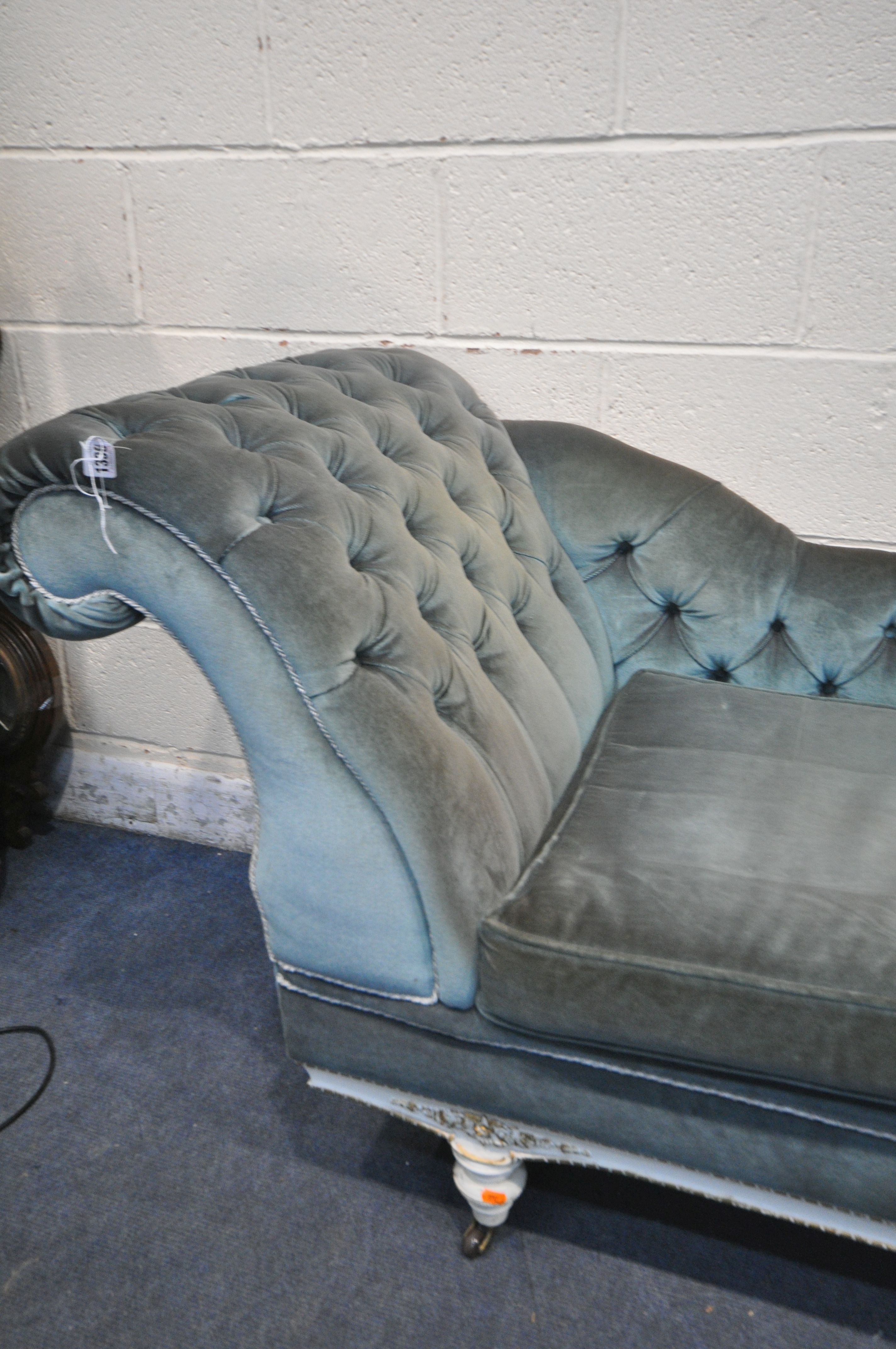 A FRENCH CREAM PAINTED CHAISE LONGUE, with blue buttoned upholstery, length 190cm (condition report: - Image 2 of 3